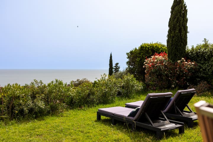 Villa Aurore Garoupe Côte d’Azur: 2-Bedroom Luxury Apartment with Seaview, French Riviera