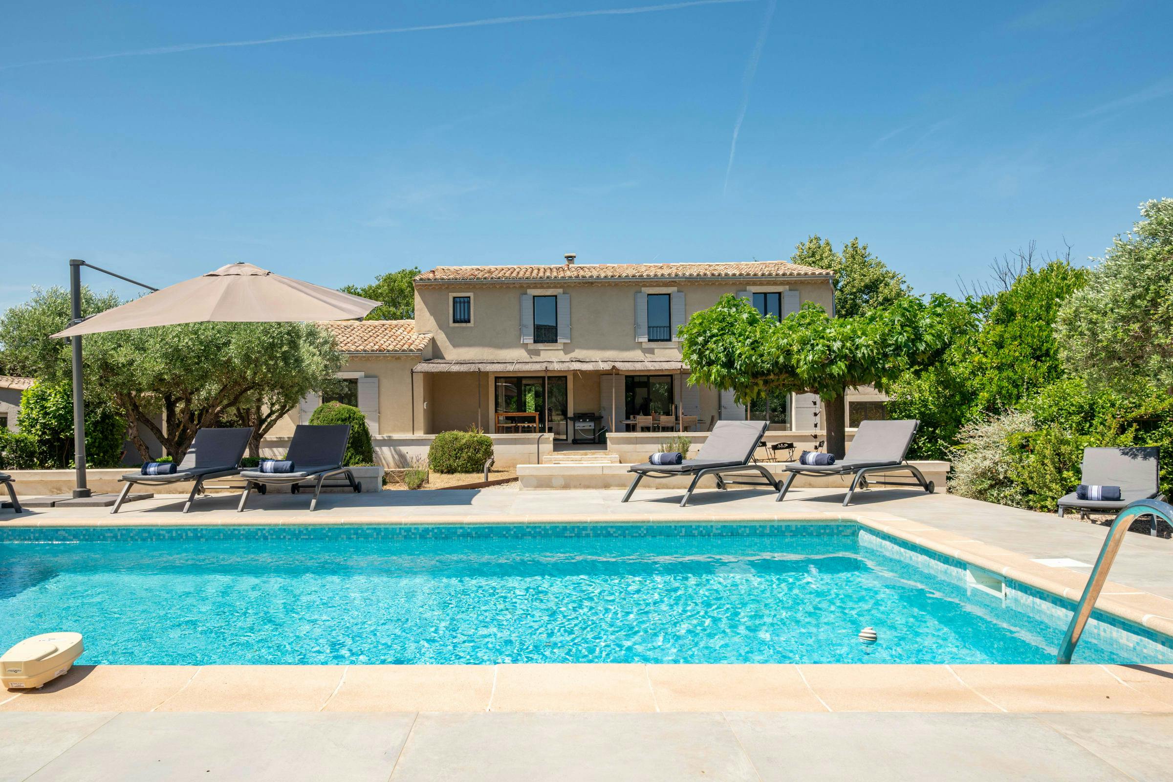Villa Céladon Vallon Provence: Luxury 5-Bedroom Villa with Pool and Tennis Court, Arles