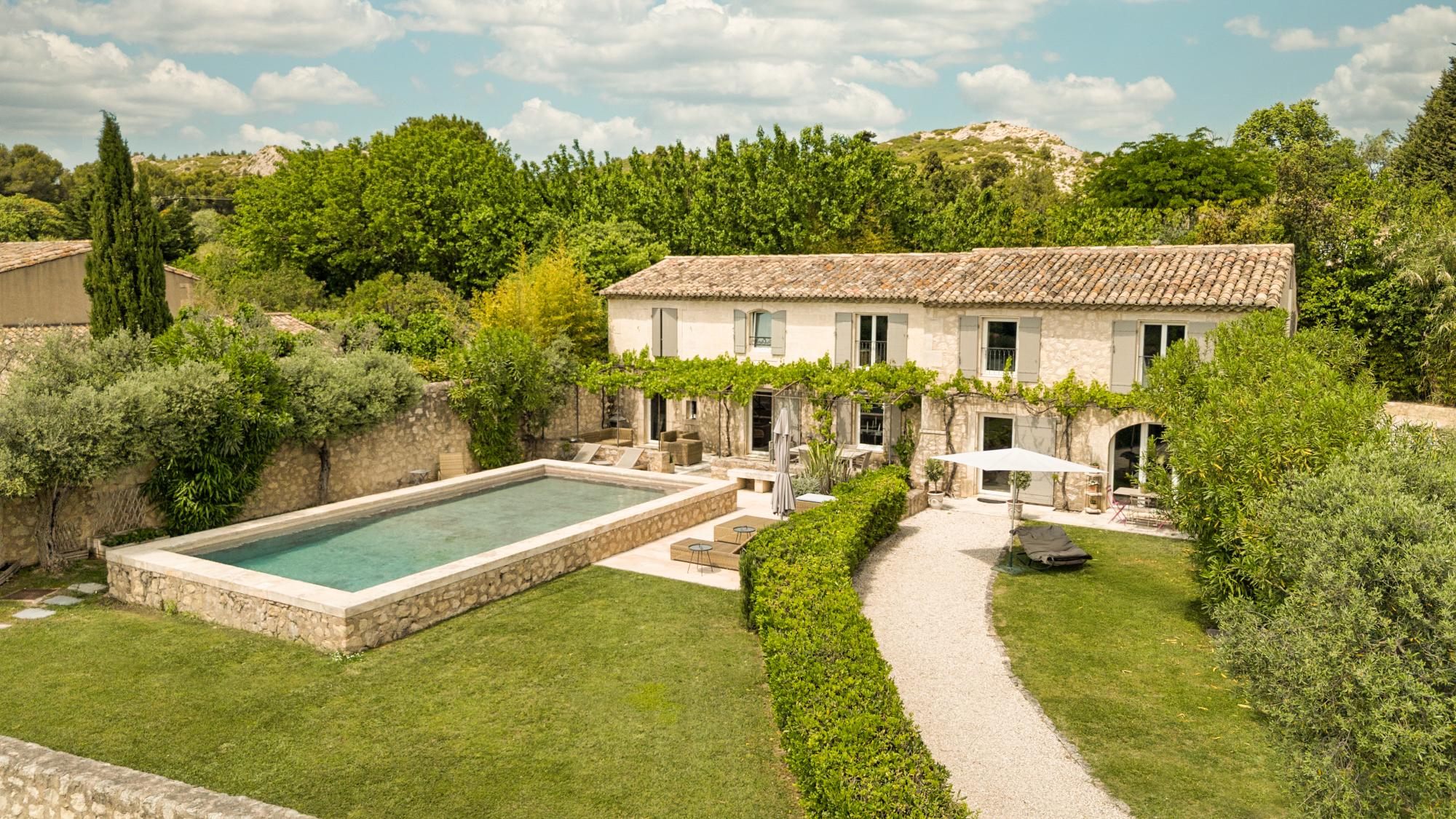 Villa Safran Montagnette Provence: Luxury 5-Bedroom Villa with Private Pool, Arles, Provence