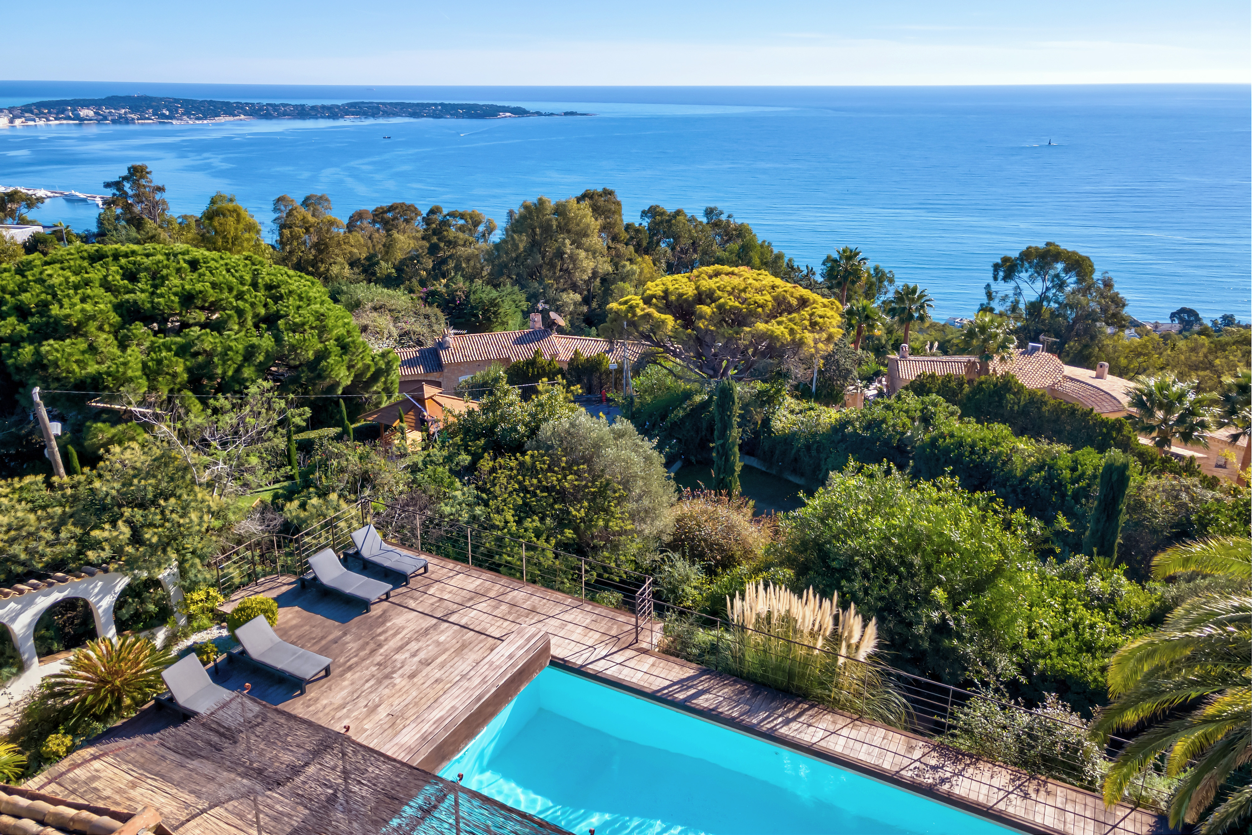 Villa Crépuscule Bourdieu Cannes: Luxury 4-Bedroom Apartment with Pool and Sea Views, Cannes