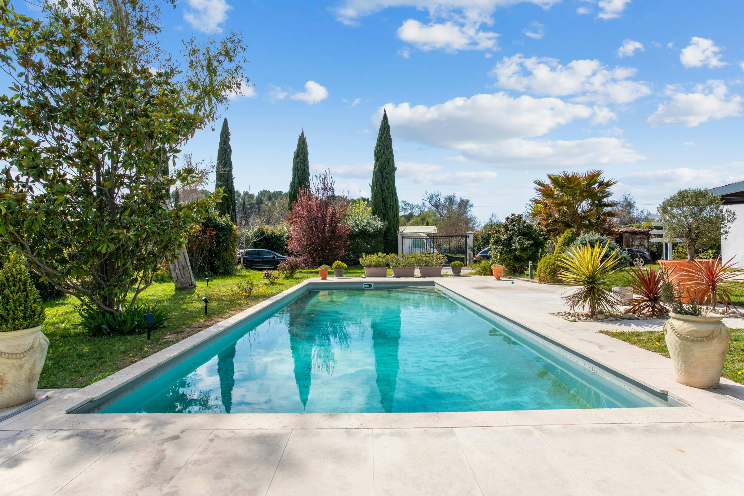 Mas Mistral Cassis: Luxury 4-Bedroom Apartment with Pool and Tennis Court, Cassis