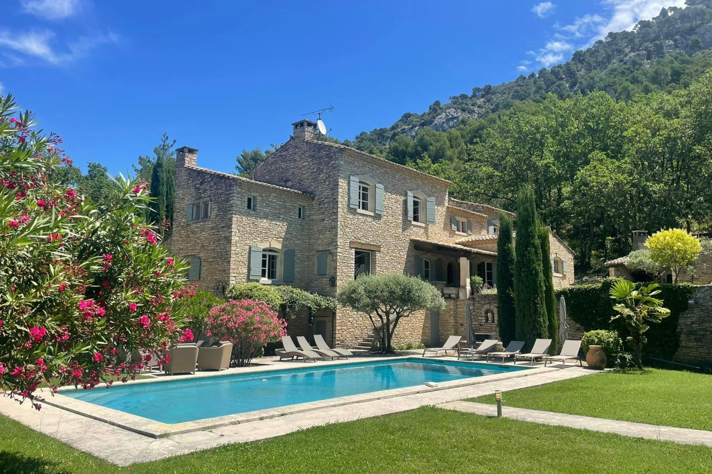 Villa Cramoisi Les Baux Saint-Rémy-de-Provence: Luxury 5-Bedroom Villa with Pool in Countryside, Saint-Rémy-de-Provence