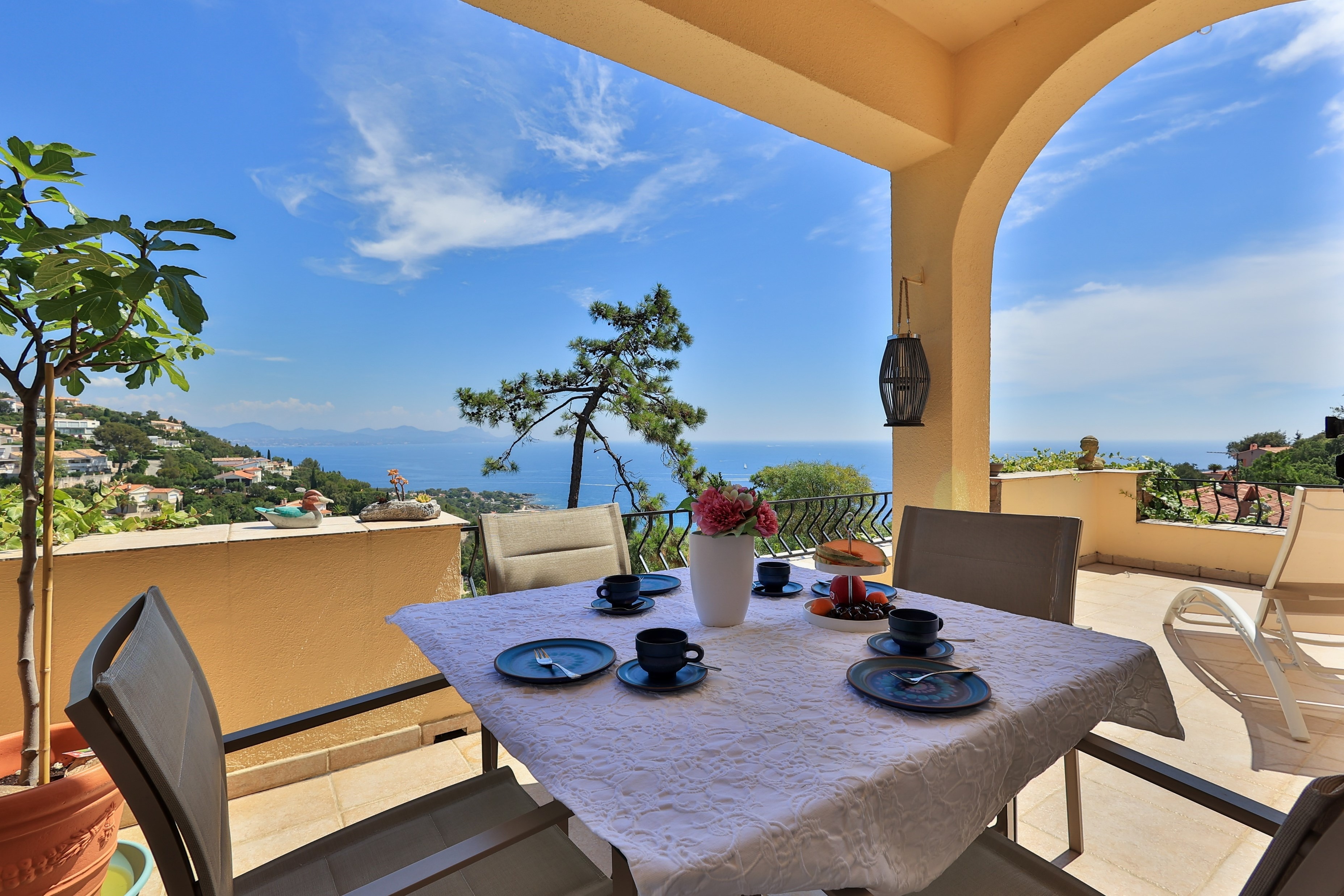 Villa Crépuscule Plan de la Tour Sainte-Maxime: Luxury 2-Bedroom Apartment with Hot Tub and Sea View, Sainte-Maxime