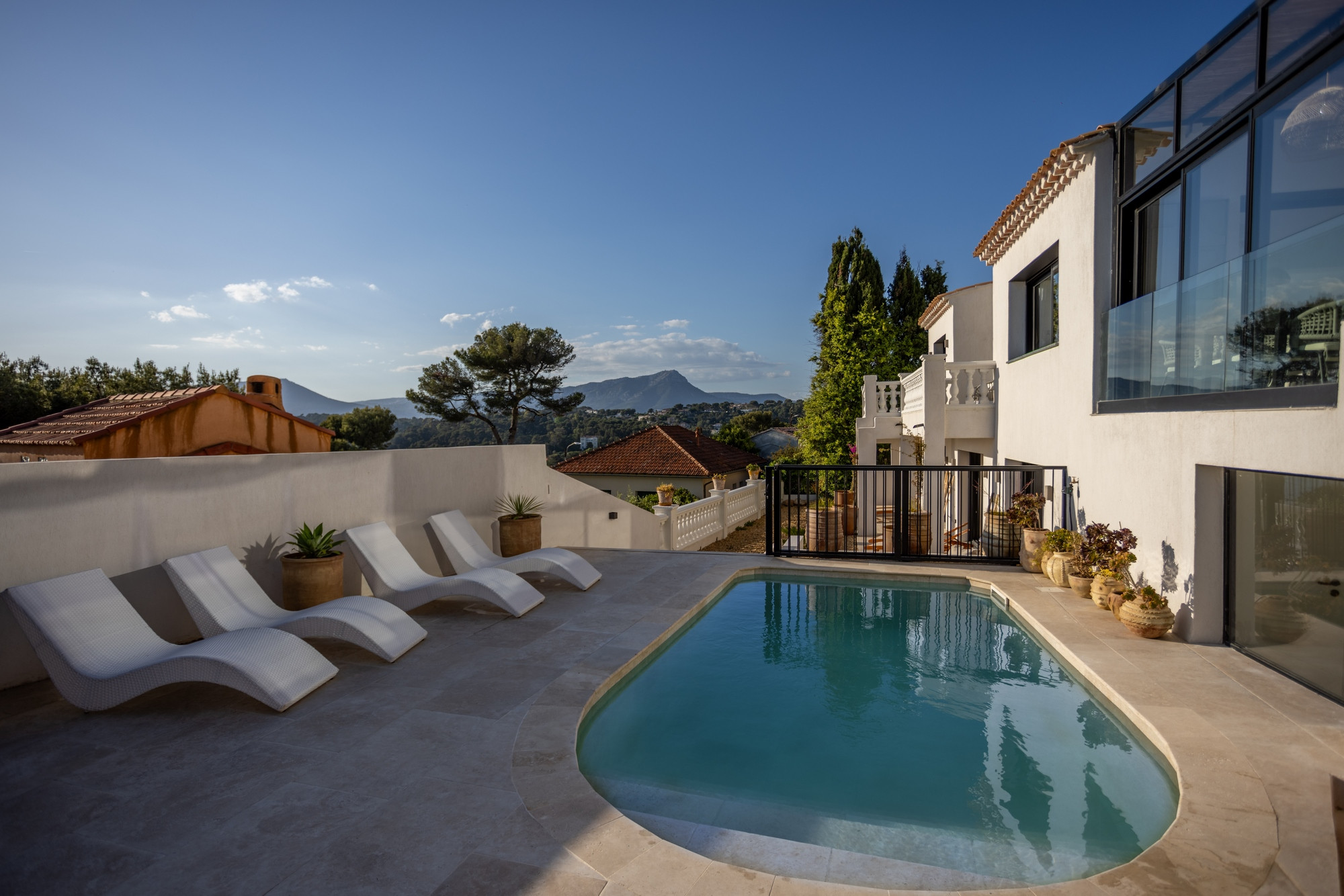 Villa Cramoisi Anse Mourra Côte d’Azur: Luxury 5-Bedroom Villa with Pool and Sea Views, Toulon