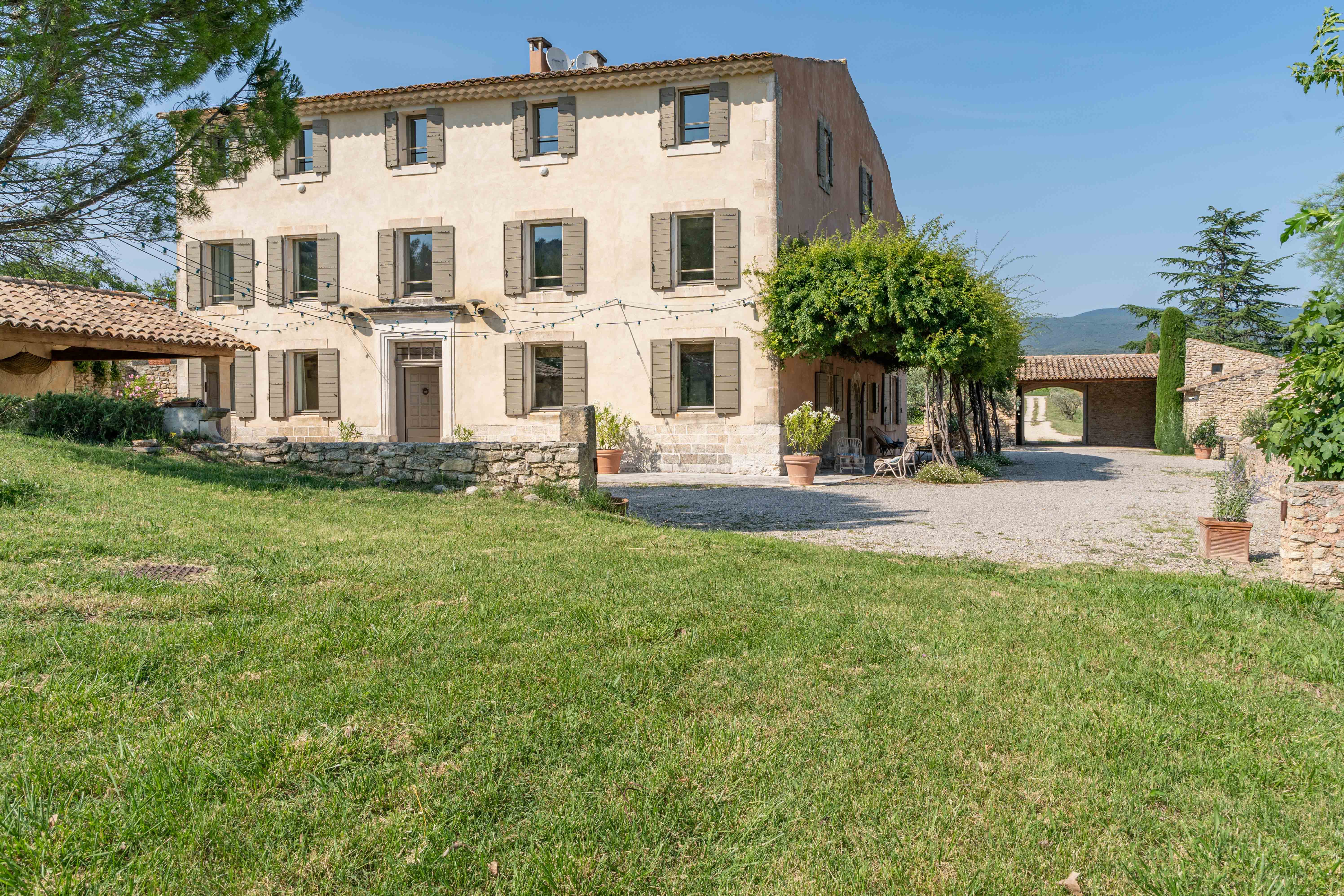 Villa Aurore Saint-Cannat Provence: Elegant 8-Bedroom Apartment with Pool, Vaucluse