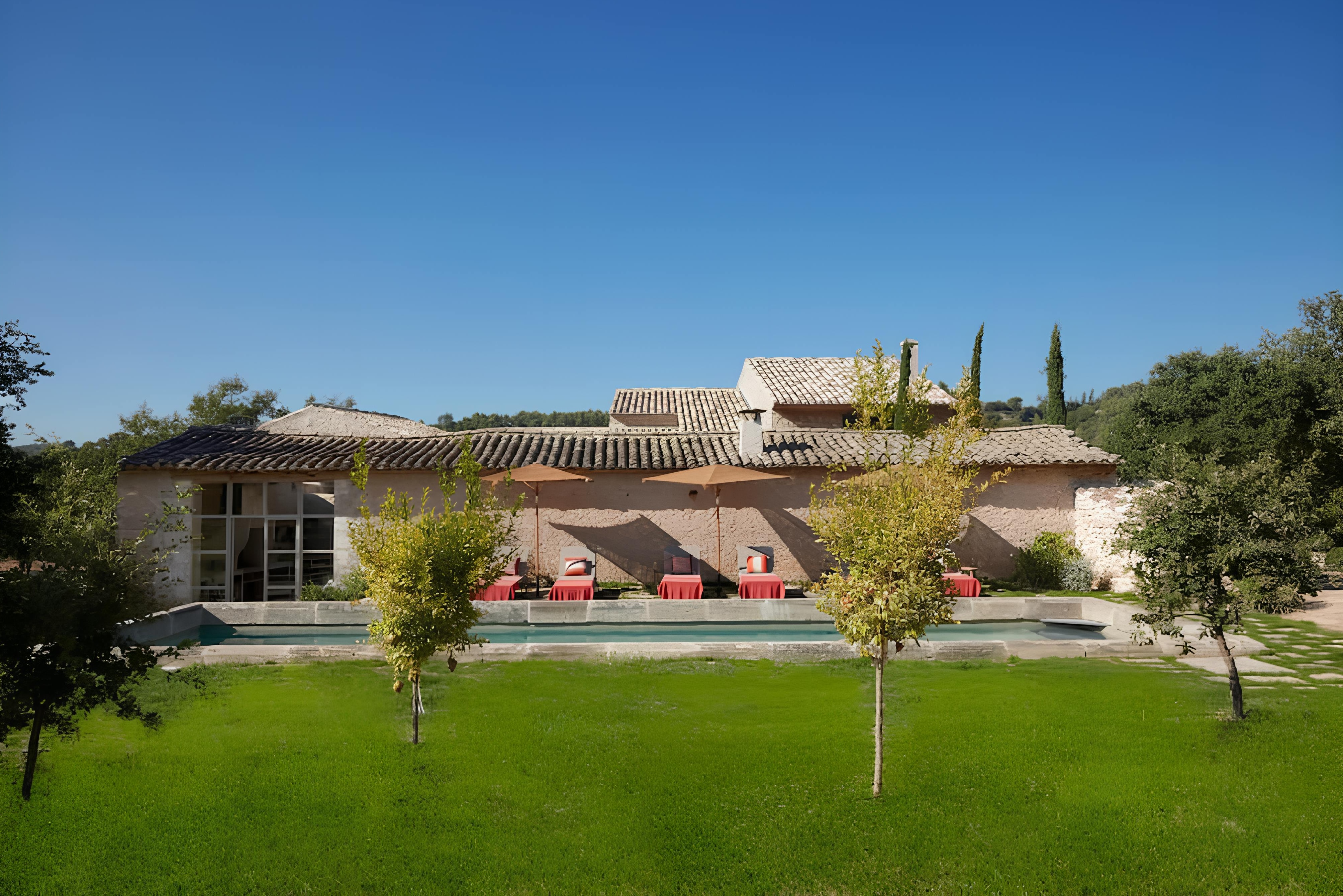 Villa Crépuscule Lirac Provence: Elegant 6-Bedroom Villa with Pool and Gym, Vaucluse