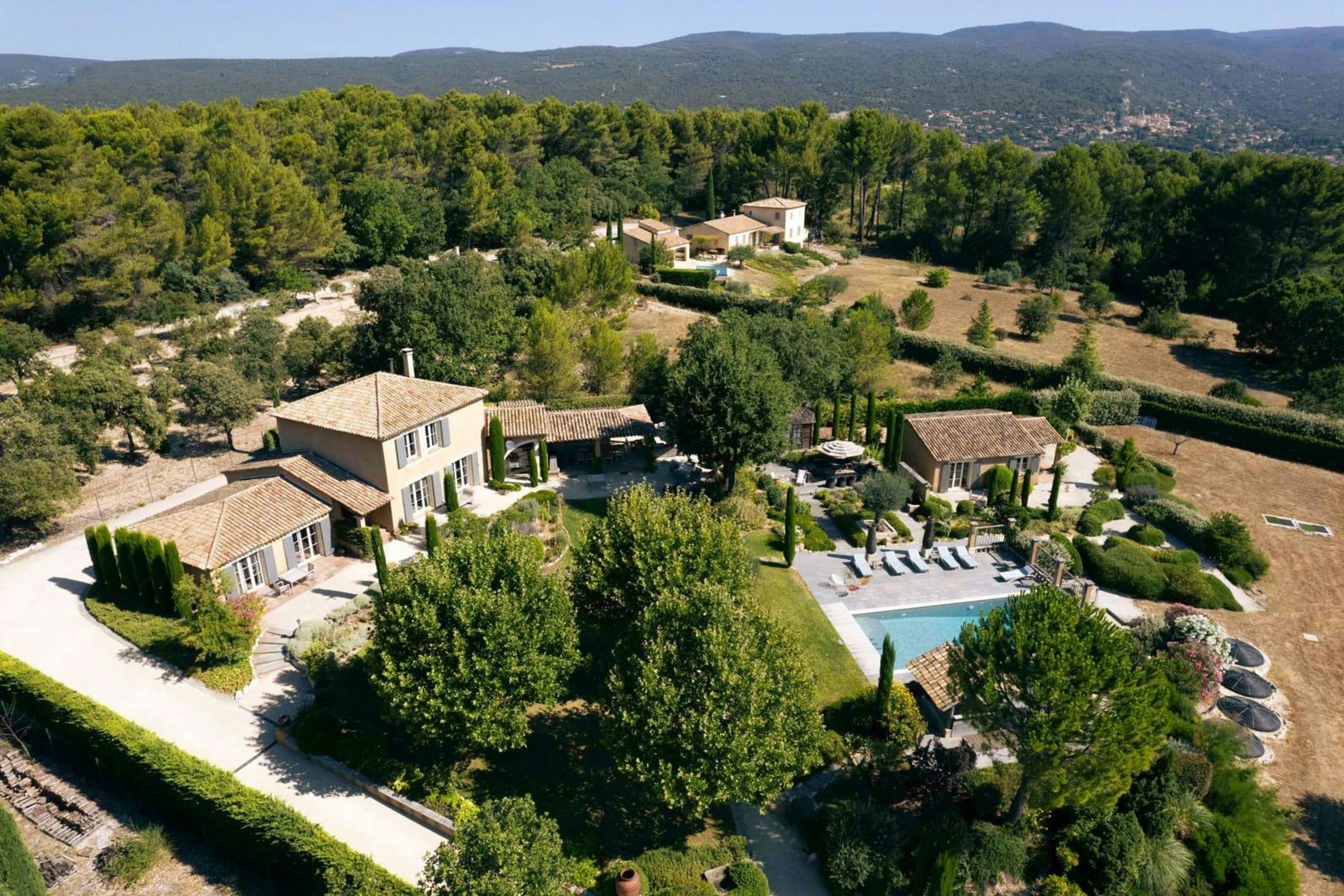Villa Crépuscule Gordes Vaucluse: Spacious 5-Bedroom Villa with Pool, Vaucluse