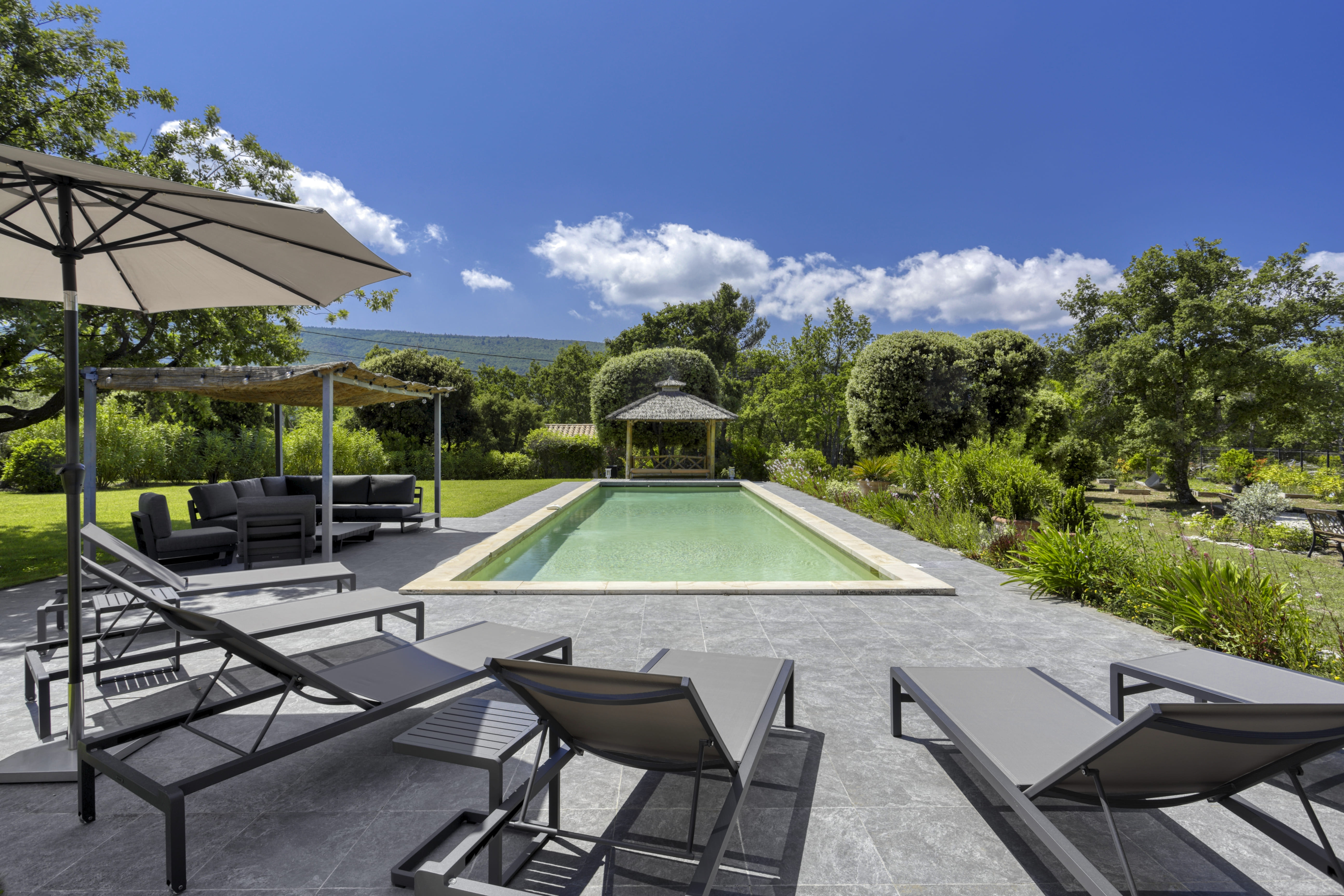 Villa Céladon Les Baux Provence: Spacious 5-Bedroom Apartment with Pool, Vaucluse, Provence