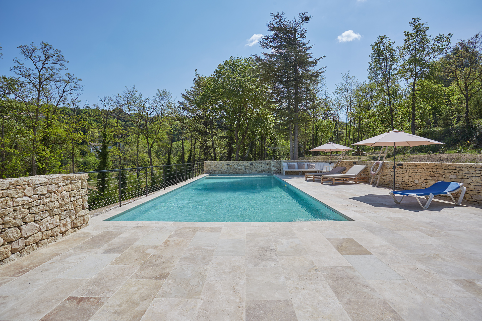 Villa Cramoisi Les Baux Provence: Luxurious 5-Bedroom Apartment with Pool in Vaucluse, Provence