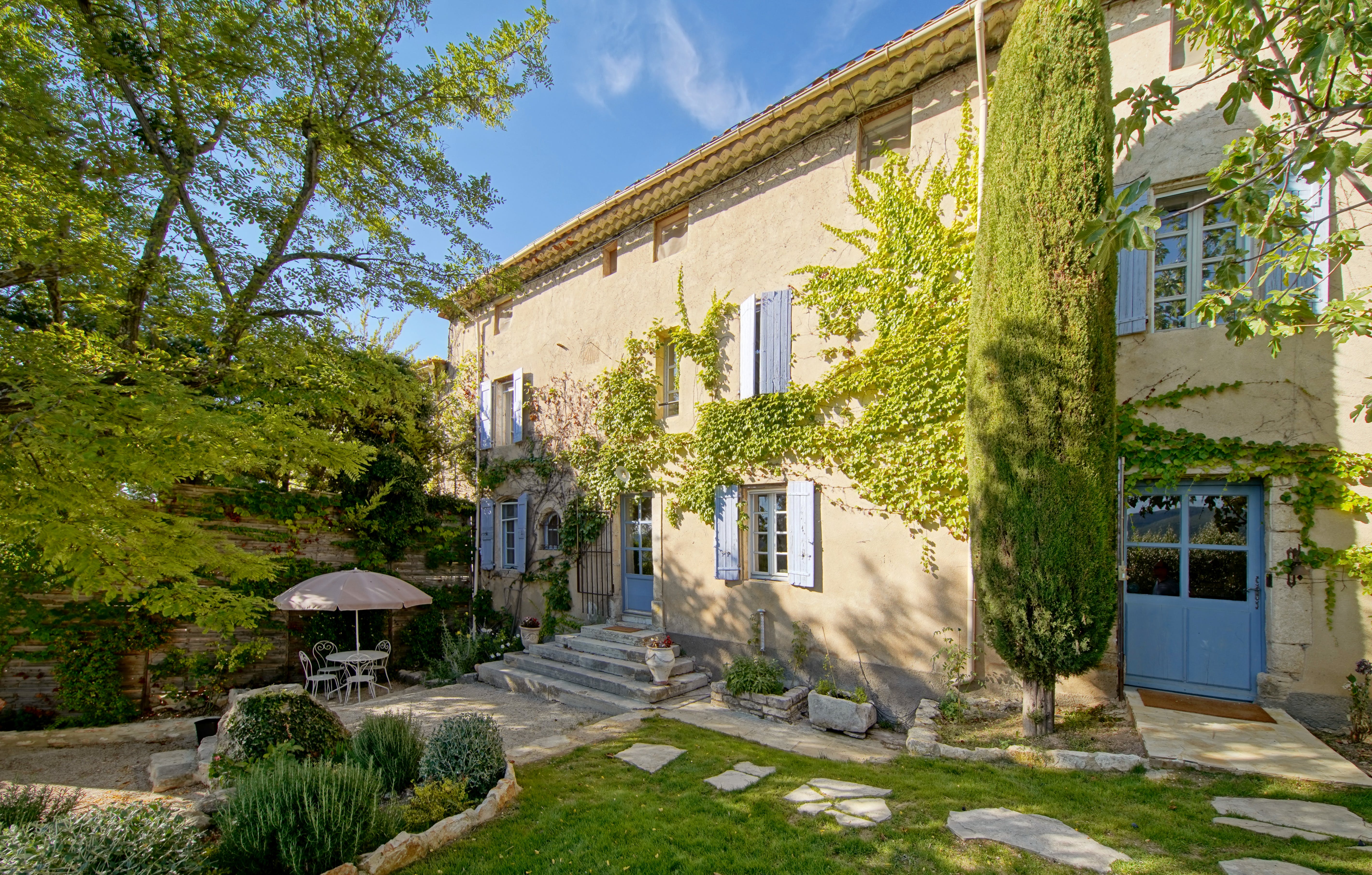 Villa Crépuscule Luberon Provence: Spacious 8-Bedroom Luxury Apartment with Pool, Vaucluse