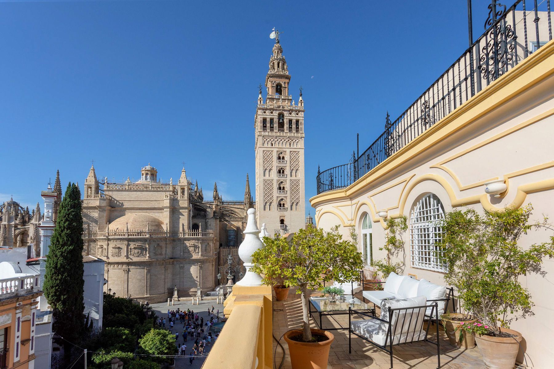 Palacio Azahar Triana Sevilla: 2-Bedroom Cathedral-View Penthouse with Spa in Historic Sevi