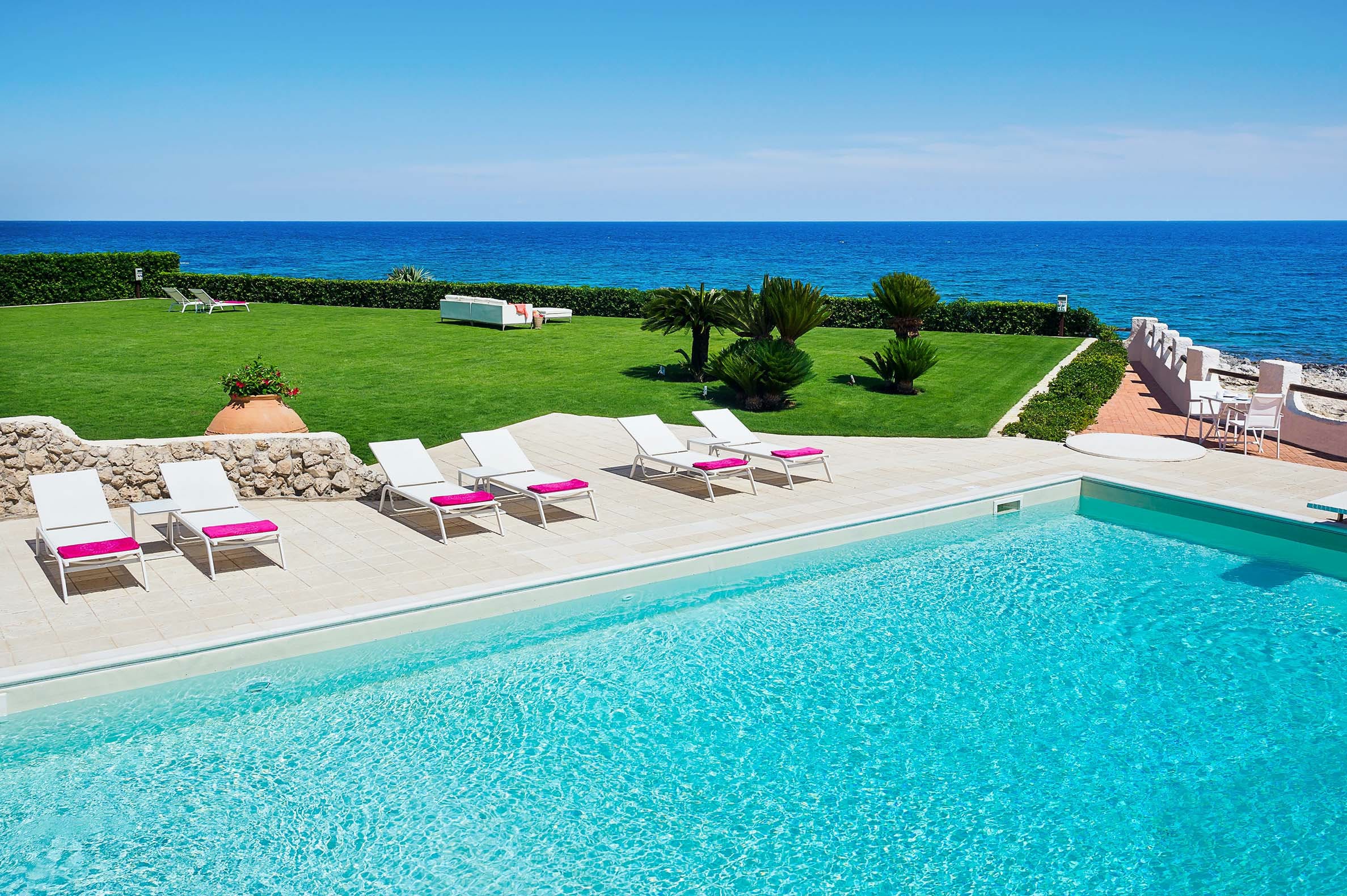 Villa Meridiana Grotta Syracuse: Spacious 6-Bedroom Apartment with Seaview and Pool, Syracuse