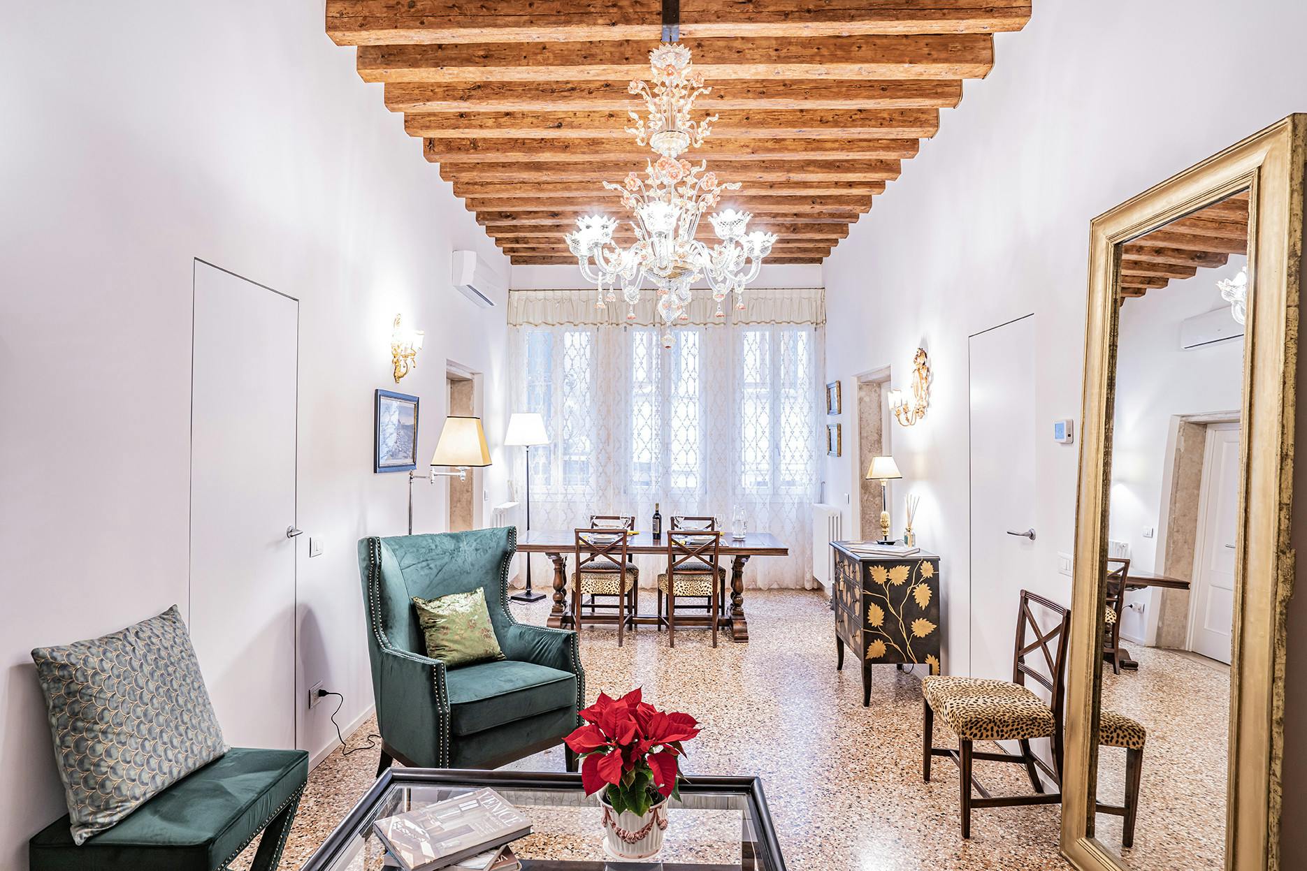 Palazzo Barbarigo Venezia: Stylish 2-Bedroom Apartment with Air-Con and Seaview, San Marco Venice