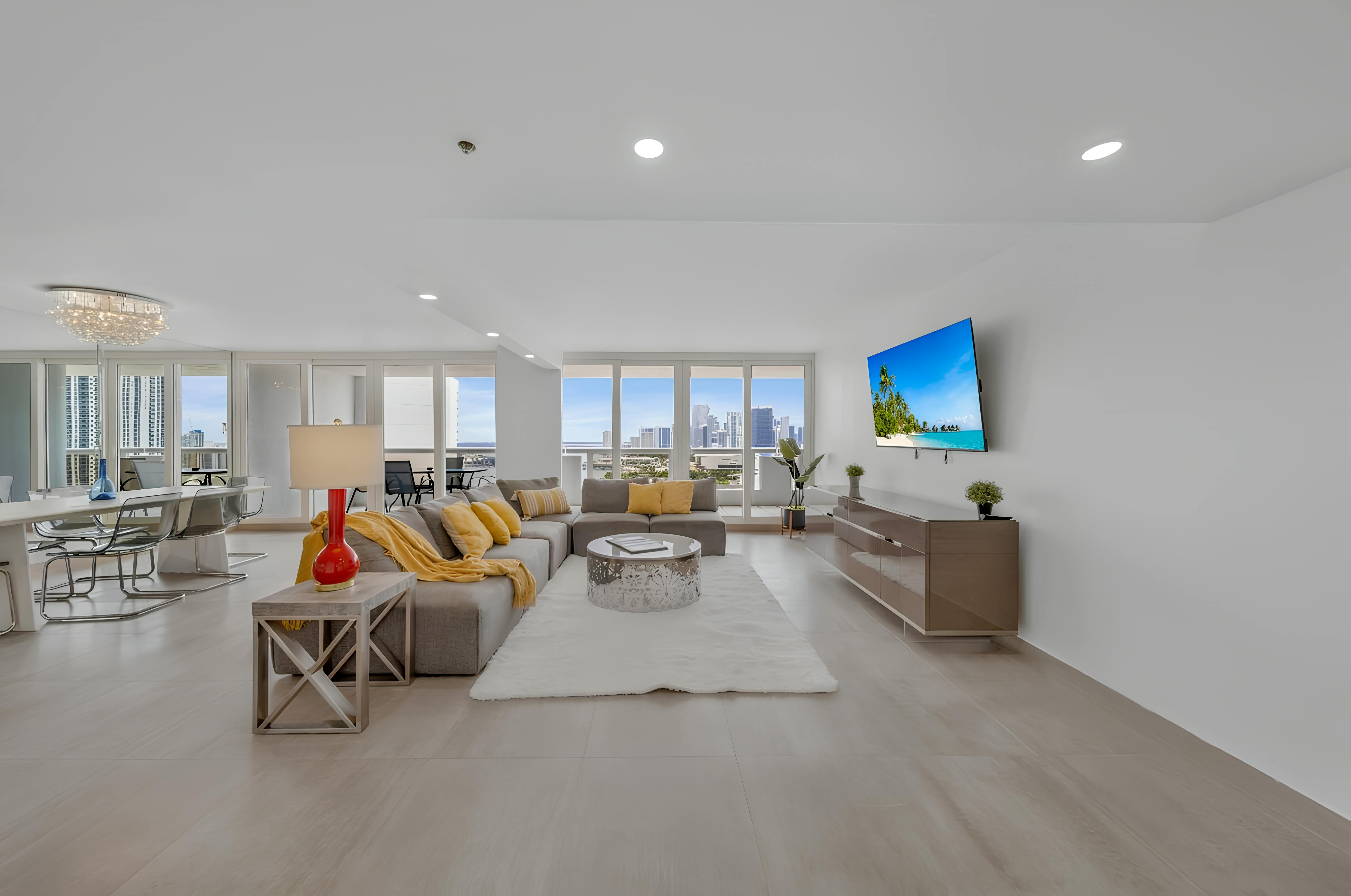 Villa Azurene Biscayne Downtown Miami: Stylish 2-Bedroom Apartment with Seaview and Hot Tub, Downtown Miami