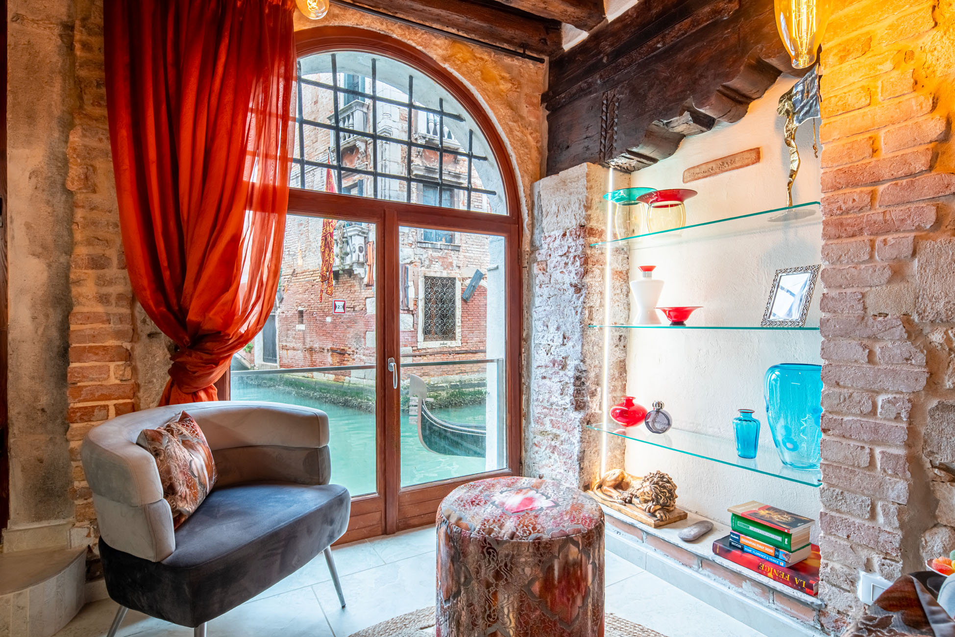 Palazzo Ca’ Canal San Marco: Elegant 2-Bedroom Apartment with Canal Views, San Marco Venice