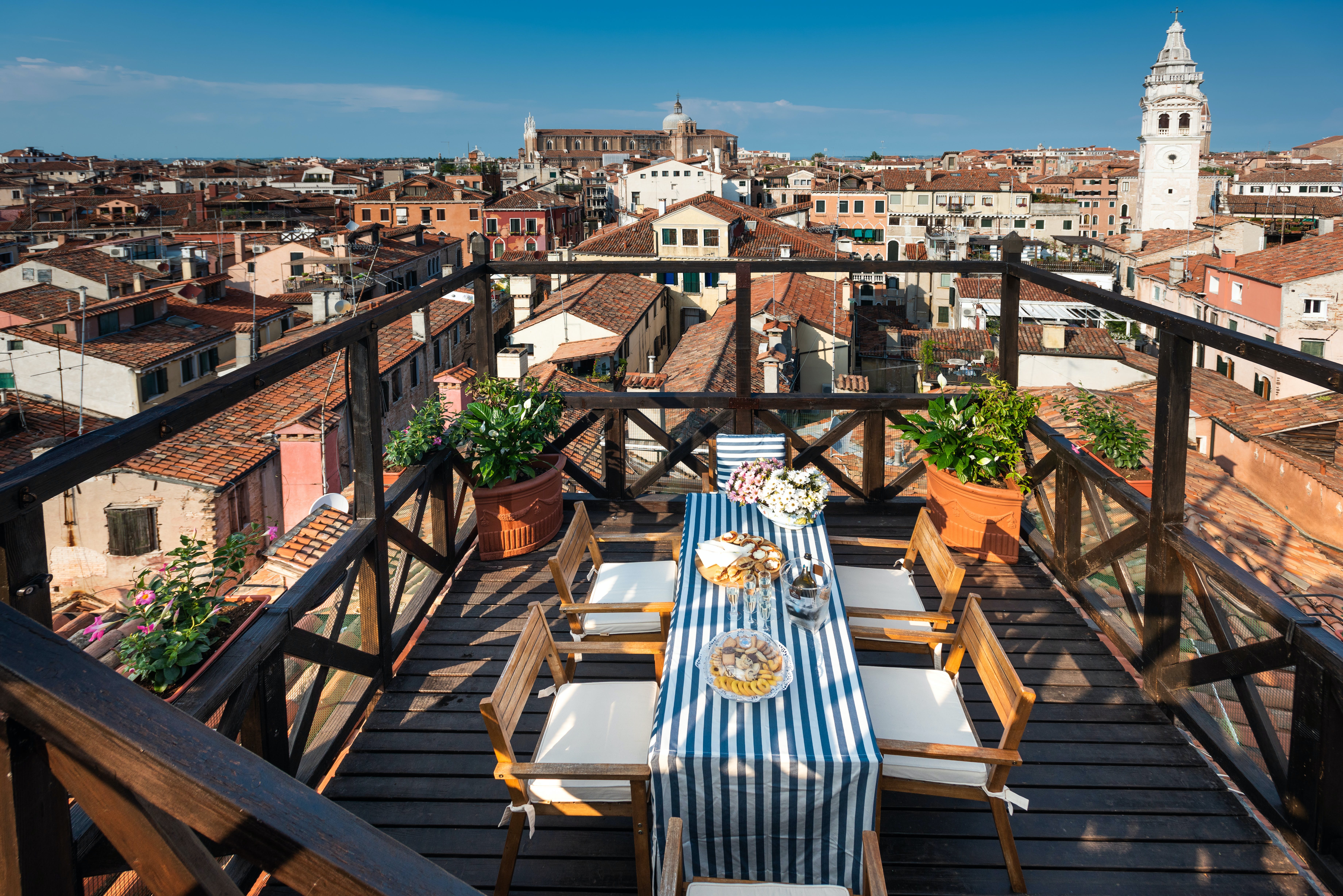 Palazzo Campiello Venezia: Elegant 3-Bedroom Apartment with Stunning Seaviews, San Marco