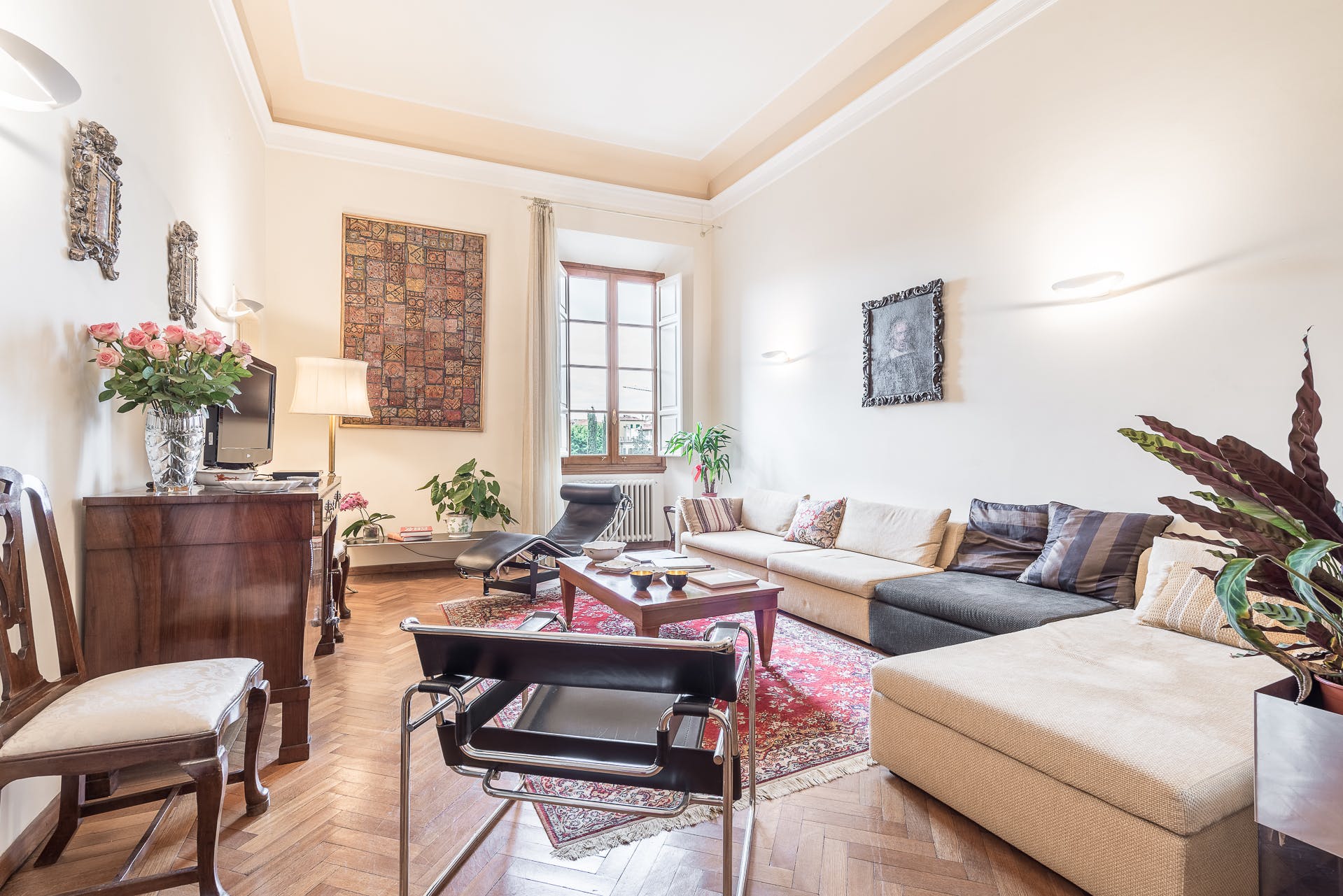 Palazzo Carmine Firenze: Elegant 4-Bedroom Apartment Rental with Air Conditioning in Pitti Florence