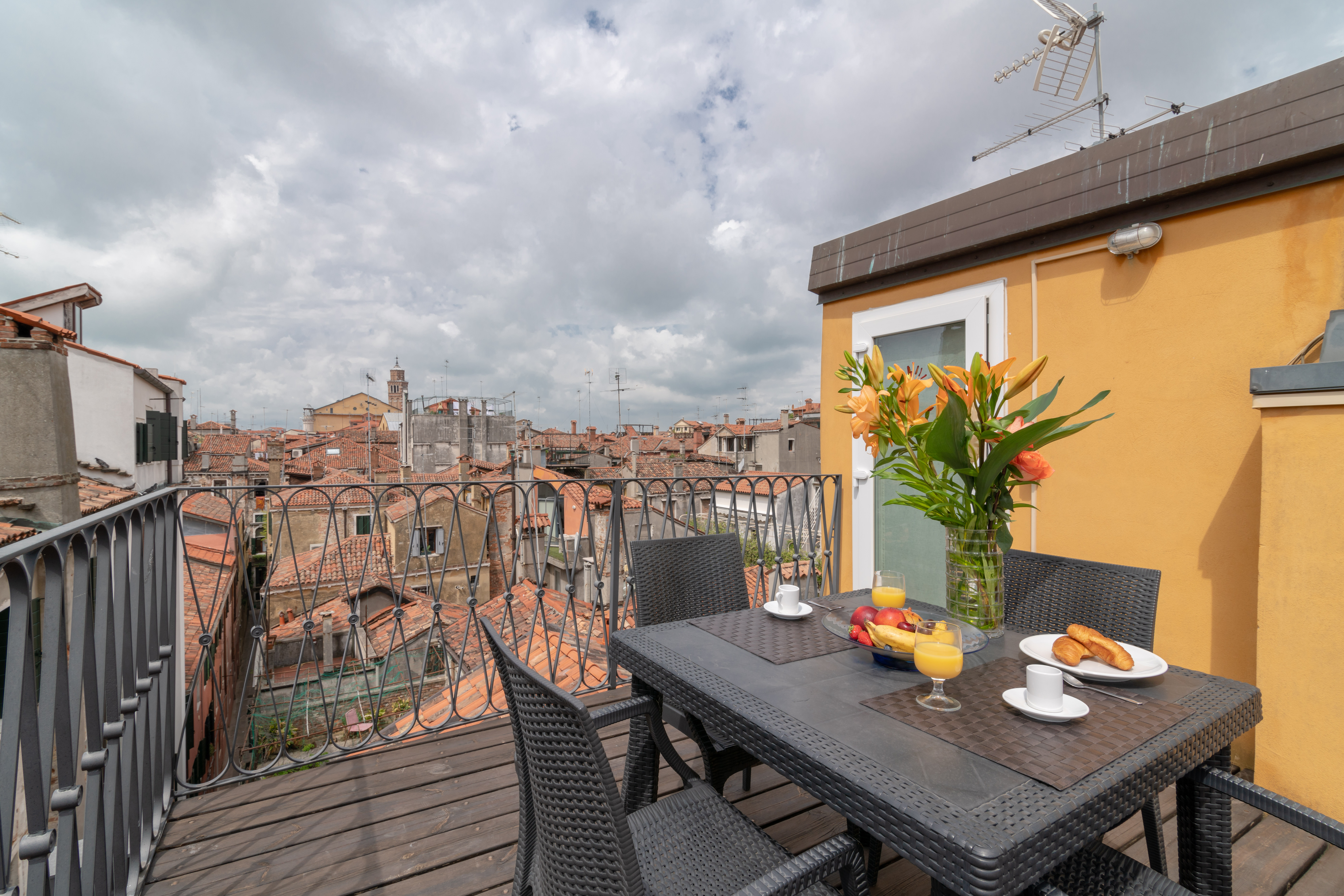 Villa Amaranto Arsenale San Marco: Charming 2-Bedroom Apartment Rental with Roof Terrace, San Marco Venice