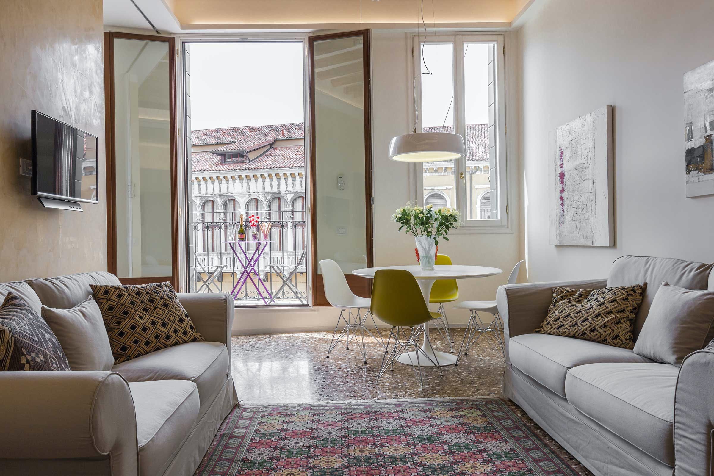Palazzo Contarini SanMarco: Charming 2-Bedroom Apartment with Seaview and Air-Con in San Marco, Venice