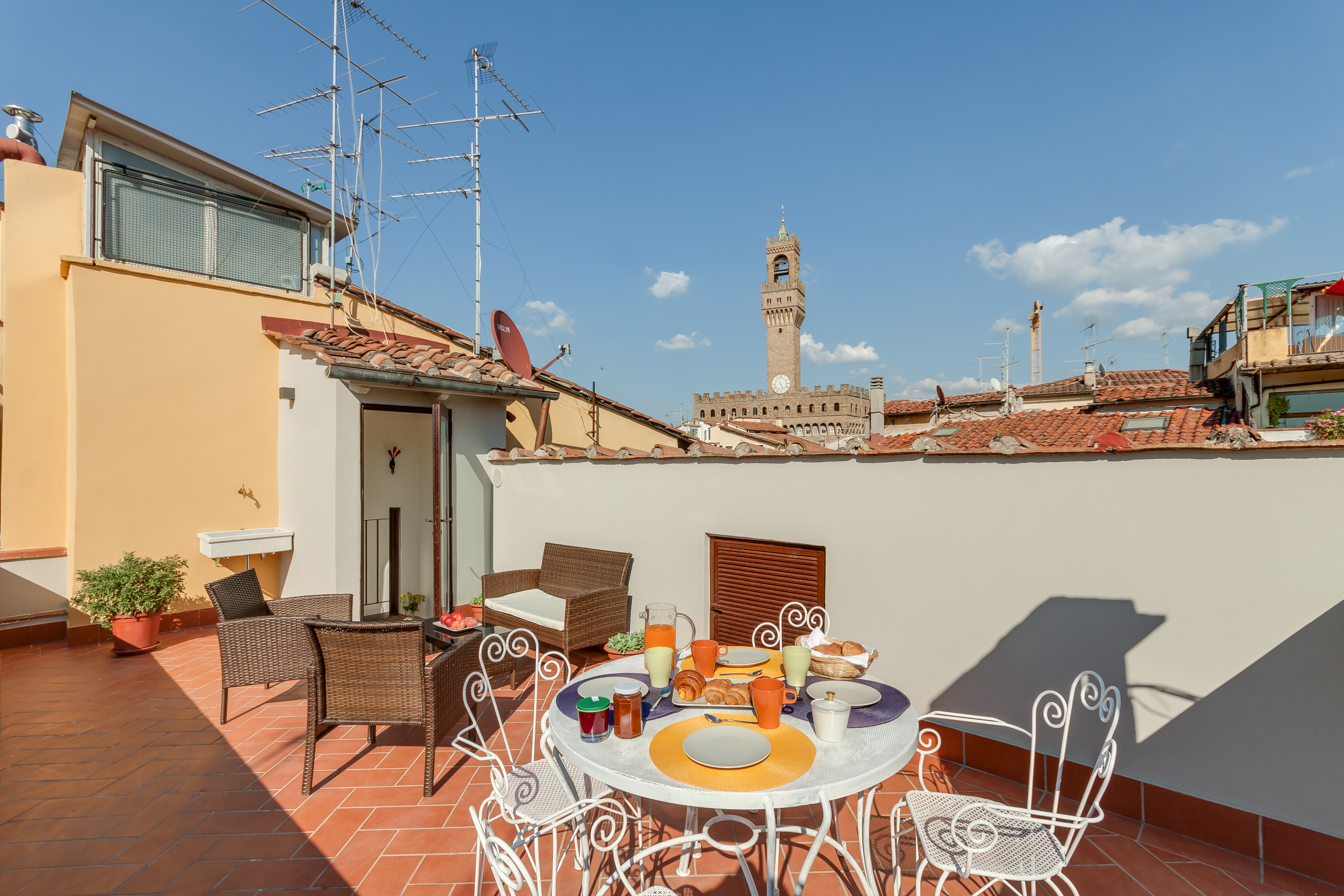 Palazzo Corridoio Firenze: Charming 3-Bedroom Apartment with Roof Terrace, Apartment Rental Ponte Vecchio