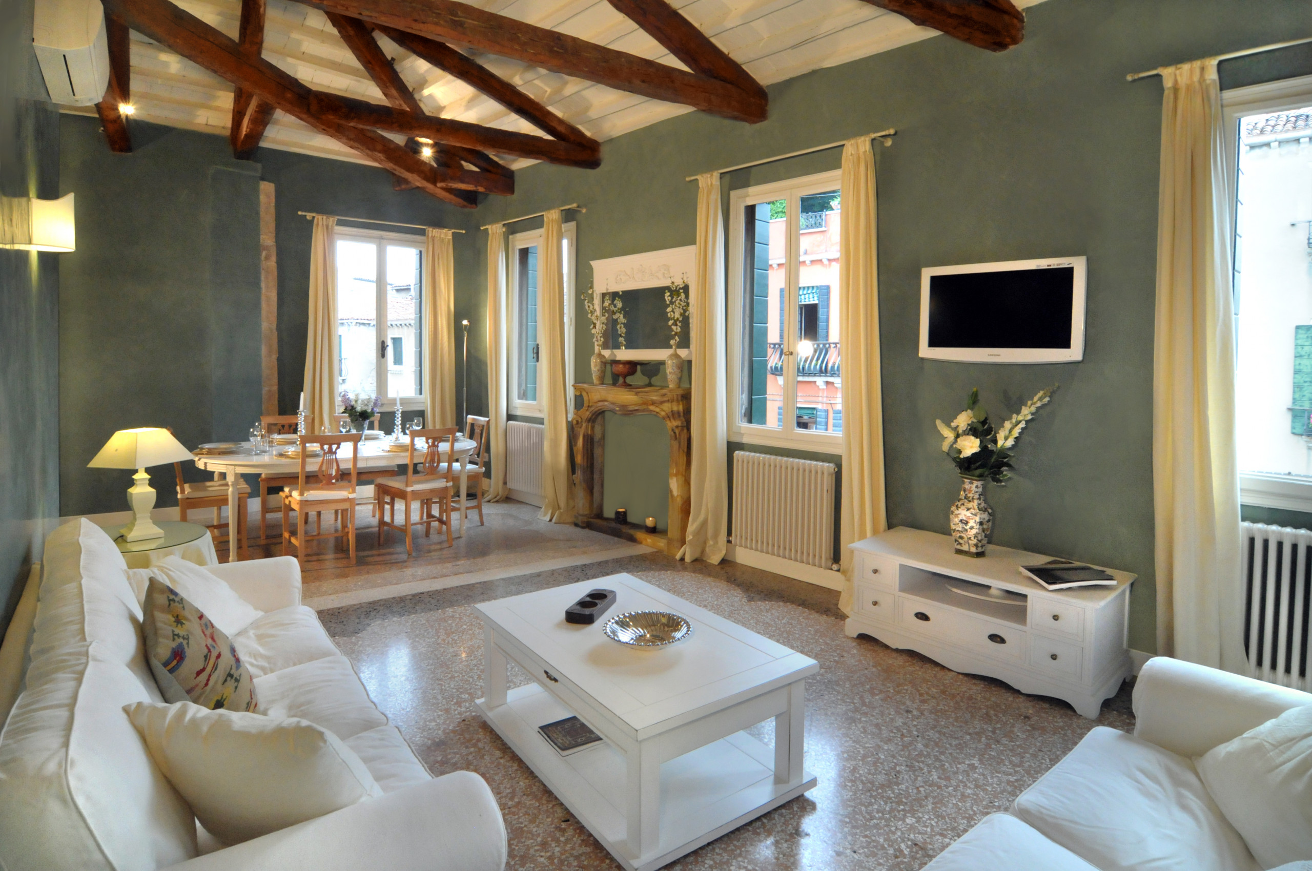 Palazzo Eremiti Dorsoduro: Charming 2-Bedroom Apartment Rental with Seaview and Air-Con, Dorsoduro Venice