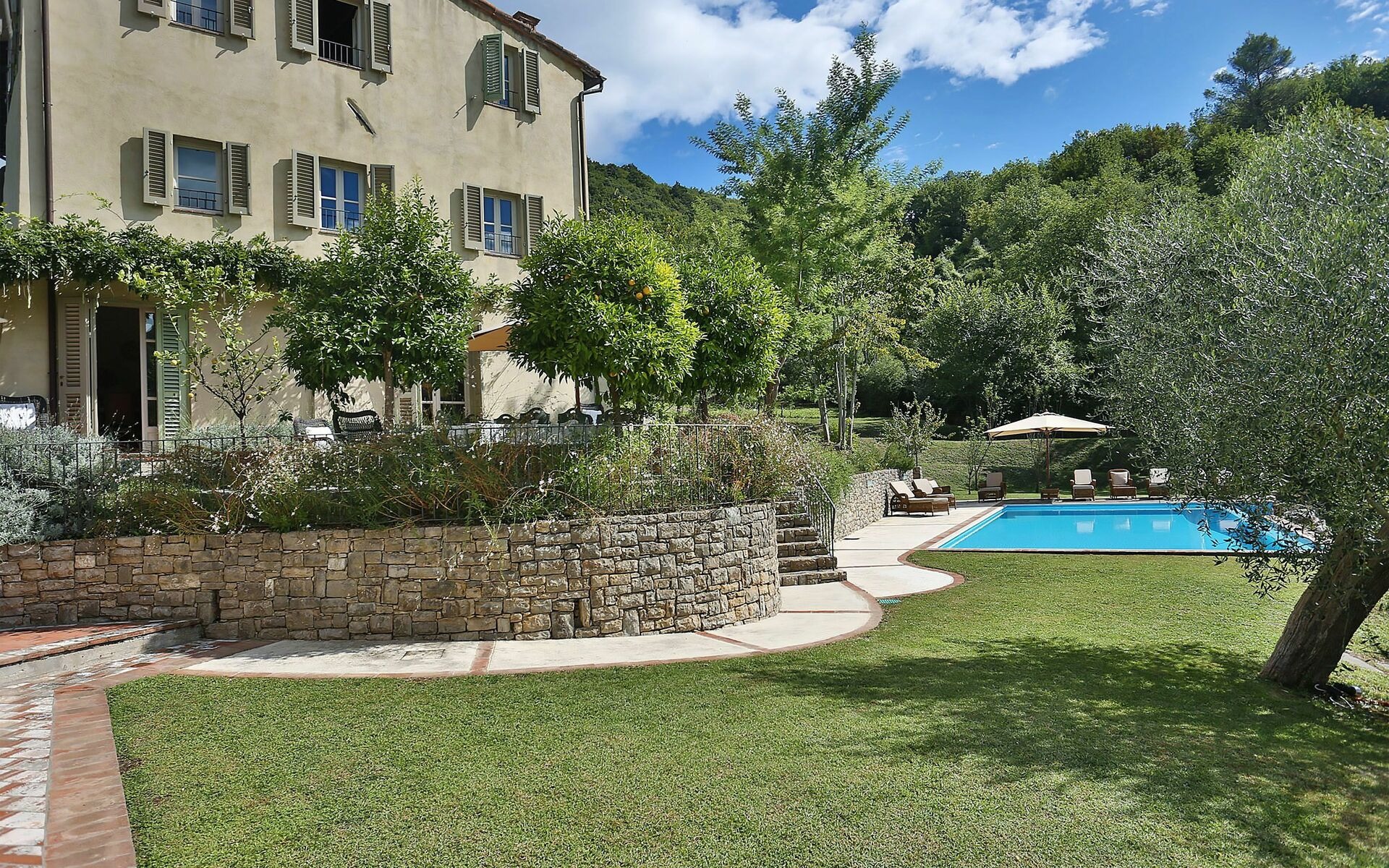 Villa Smeraldo San Concordio Lucca: Spacious 6-Bedroom Apartment with Pool, Lucca