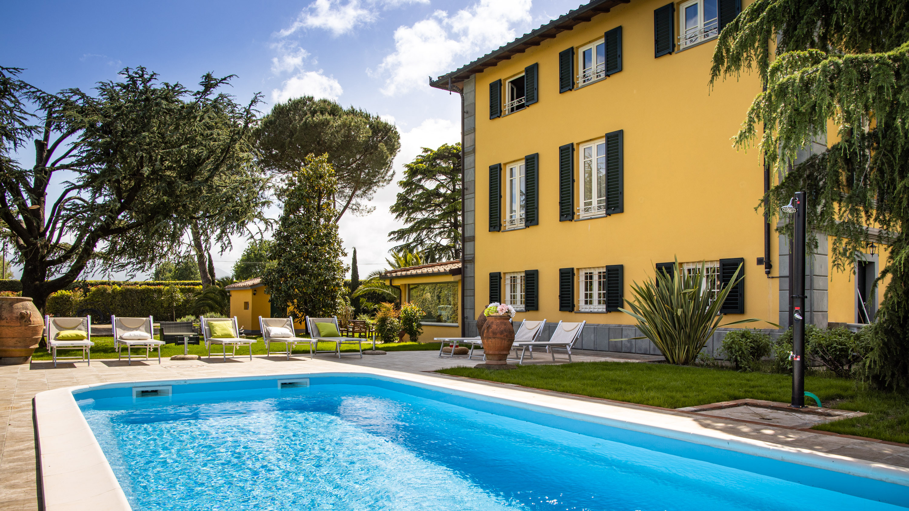 Villa Meridiana Monte S. Quirico Lucca: Spacious 4-Bedroom Apartment with Pool and Tennis Court, Lucca