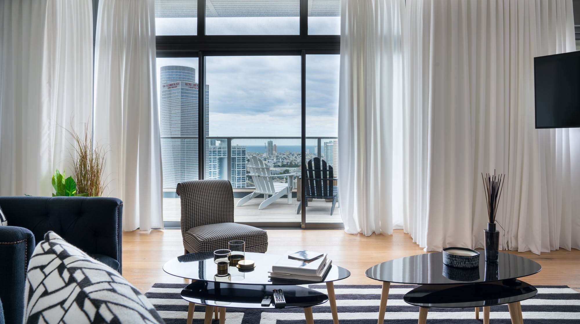 Palazzo Kirya Hakirya: Spacious 3-Bedroom Penthouse Rental with Balcony Views, Hakirya Tel Aviv