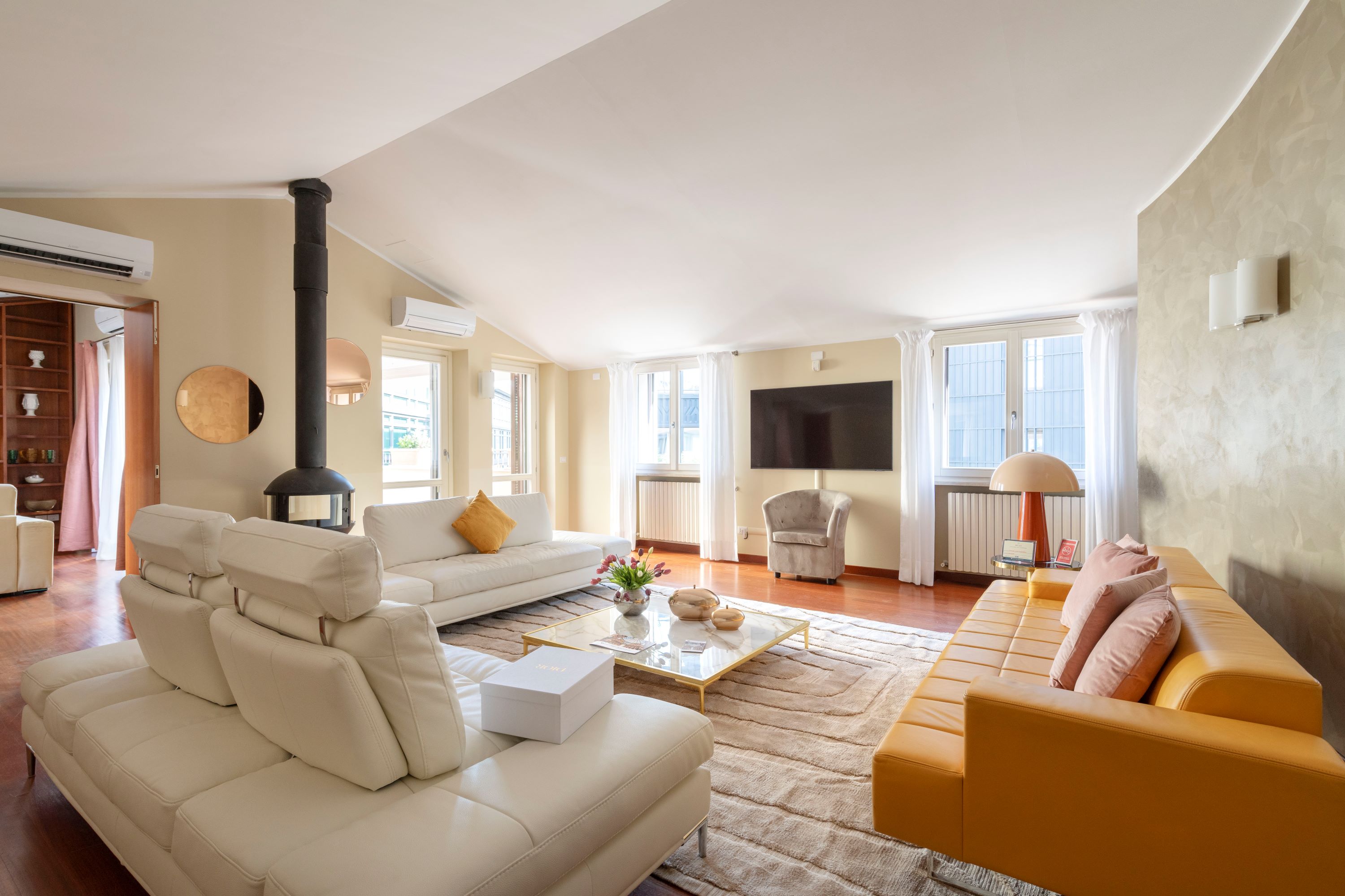 Palazzo Navigli Milan: Spacious 3-Bedroom Apartment with Terrace, Milan