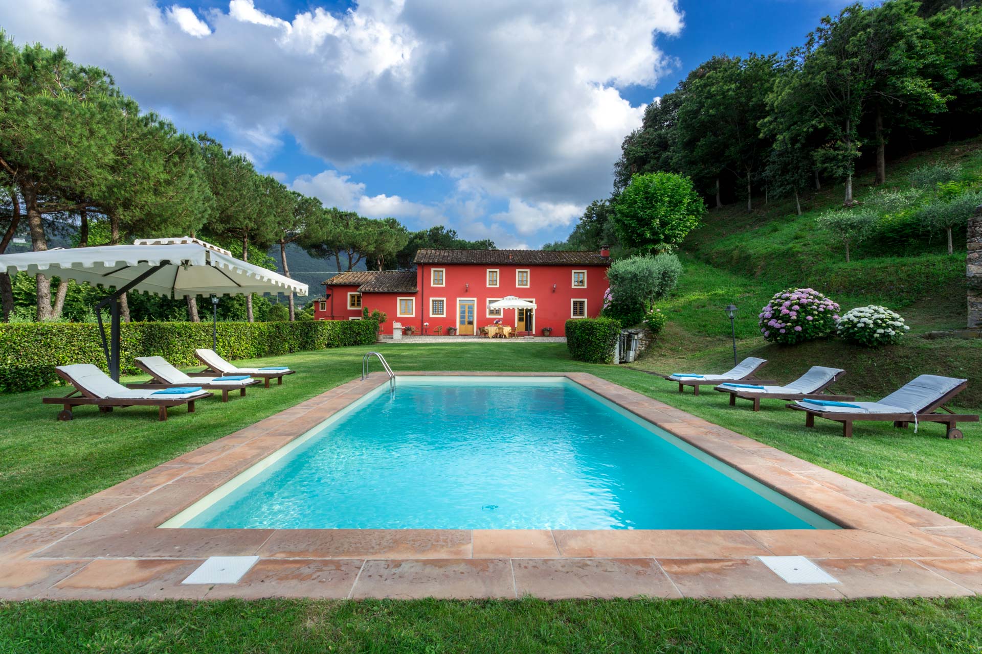 Villa Amaranto Monte San Lucca: Elegant 4-Bedroom Apartment with Pool and Tennis Court, Lucca