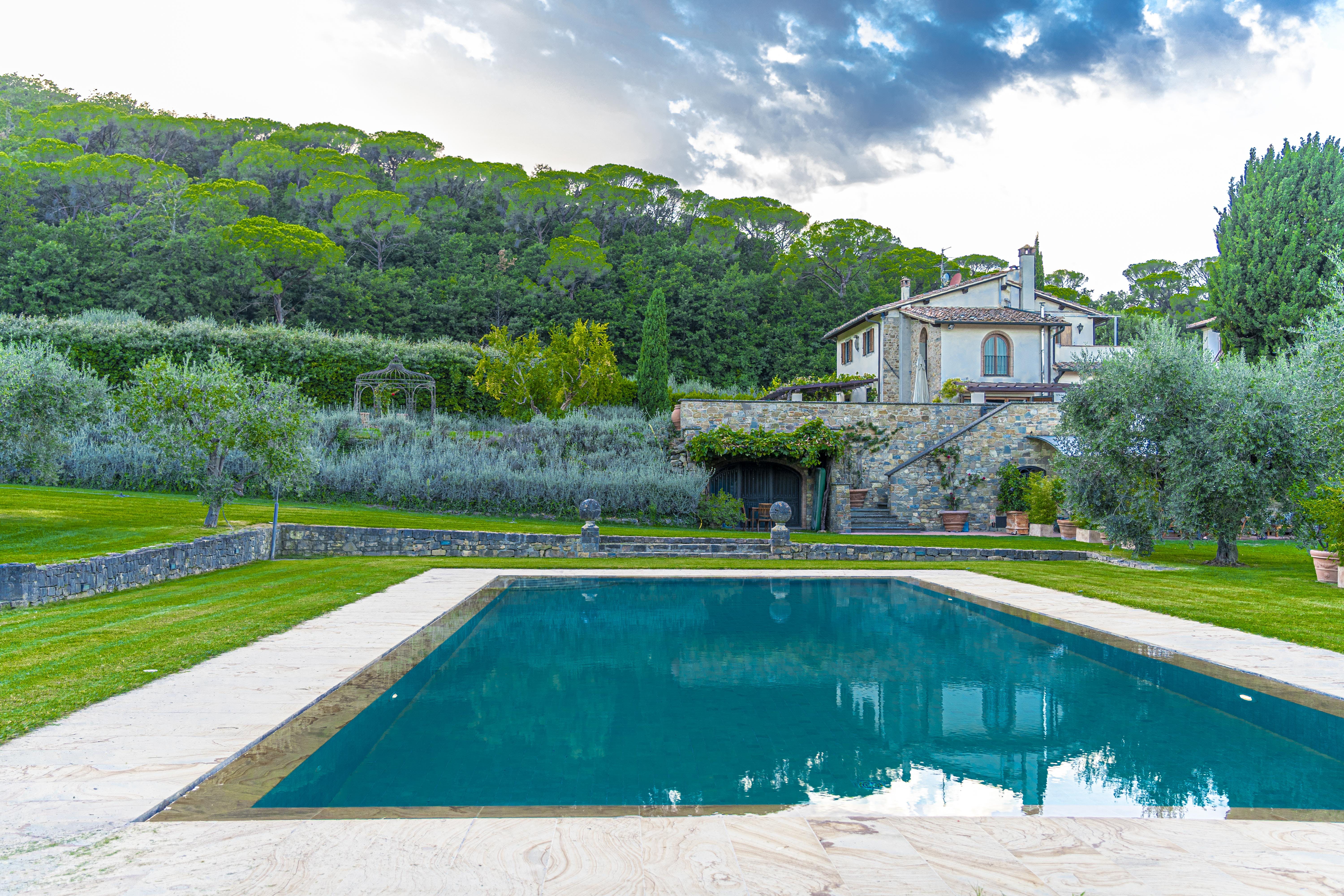 Palazzo Oltrarno Florence: Luxury 5-Bedroom Apartment with Hot Tub and Pool, Florence West