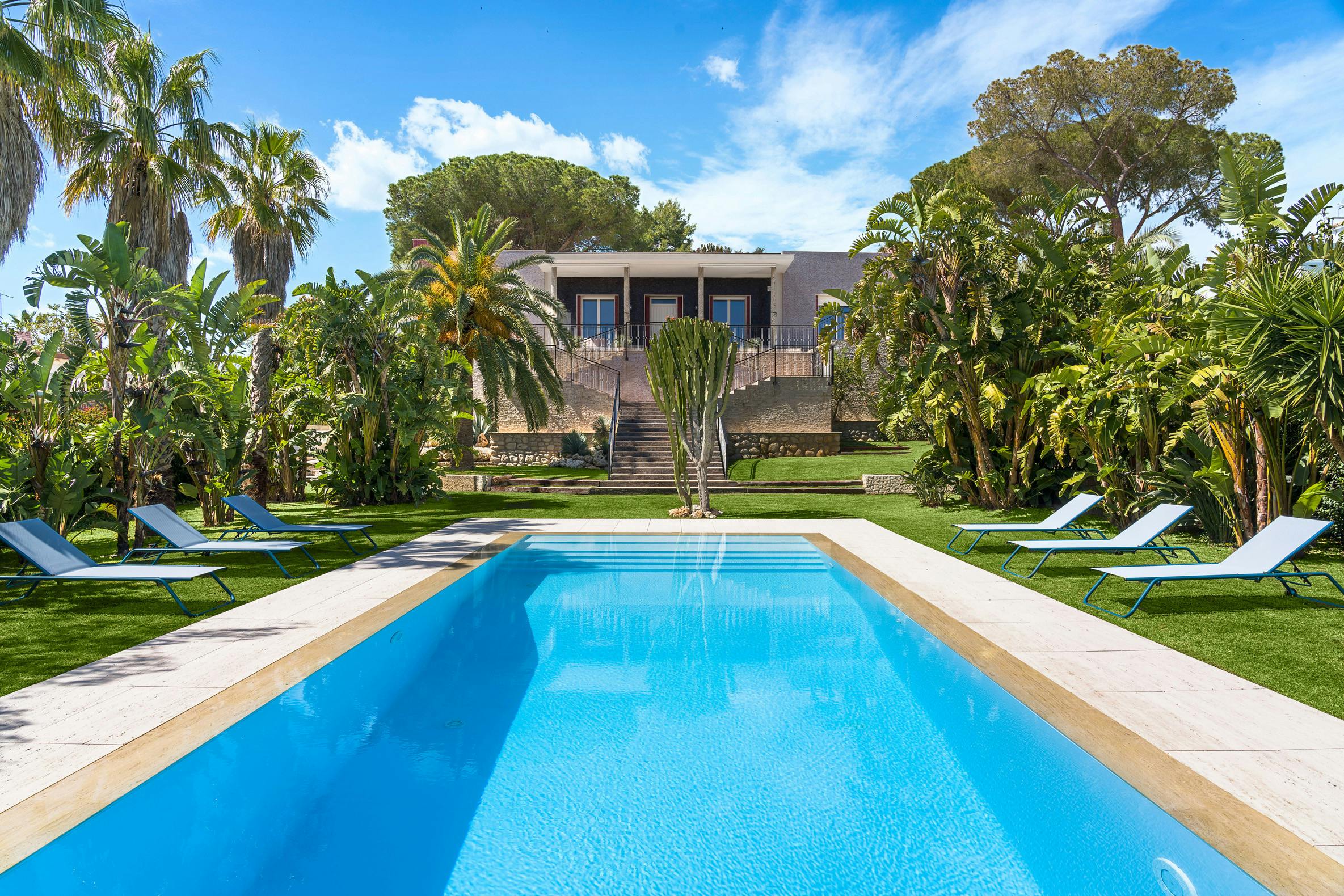 Palazzo Ortigia Syracuse: Spacious 5-Bedroom Luxury Apartment with Seaview, Syracuse