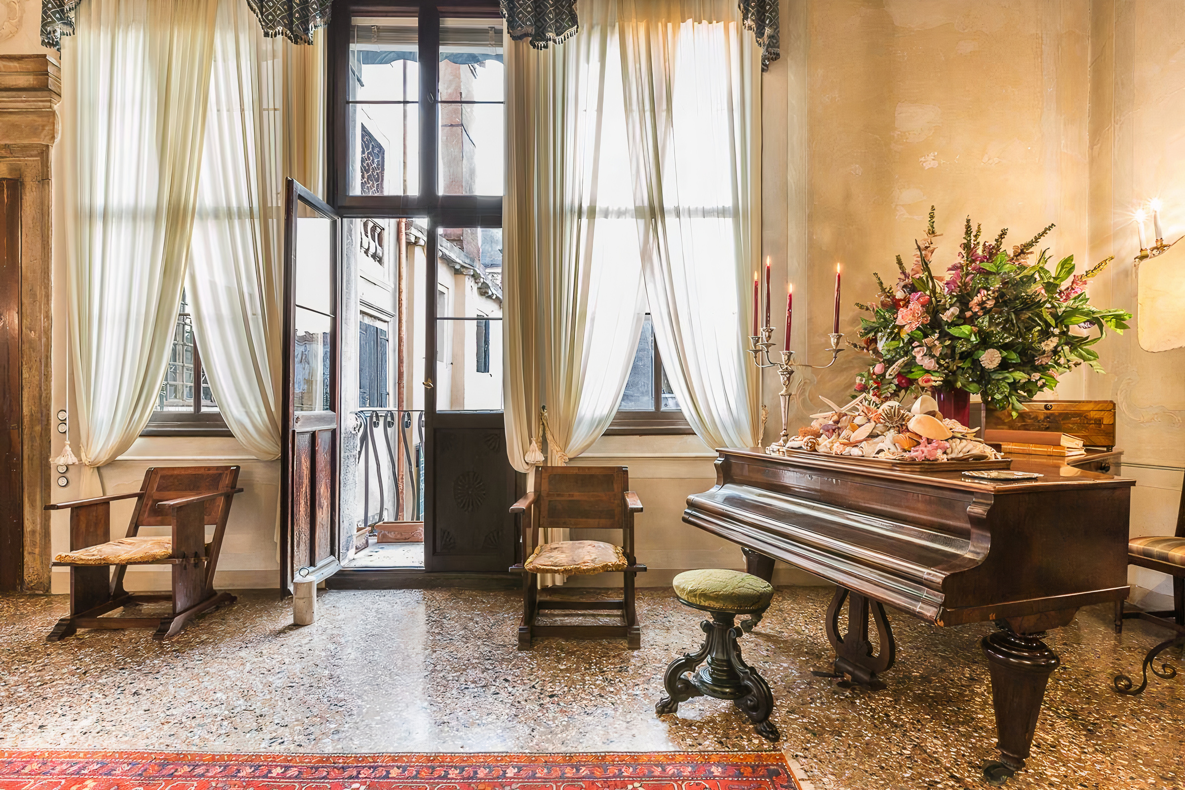 Villa Smeraldo San Barnaba Rialto: Spacious 4-Bedroom Luxury Apartment with Canal Views, Venice