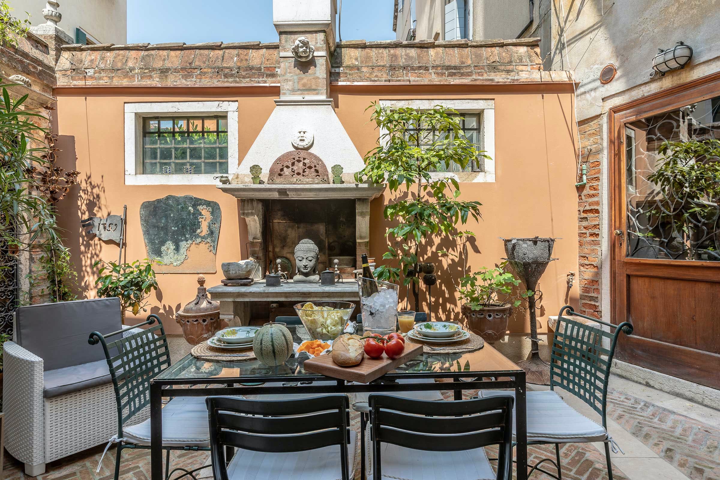 Palazzo Scalzi Dorsoduro: Charming 3-Bedroom Apartment with Seaviews and Air-Con in Dorsoduro Venice