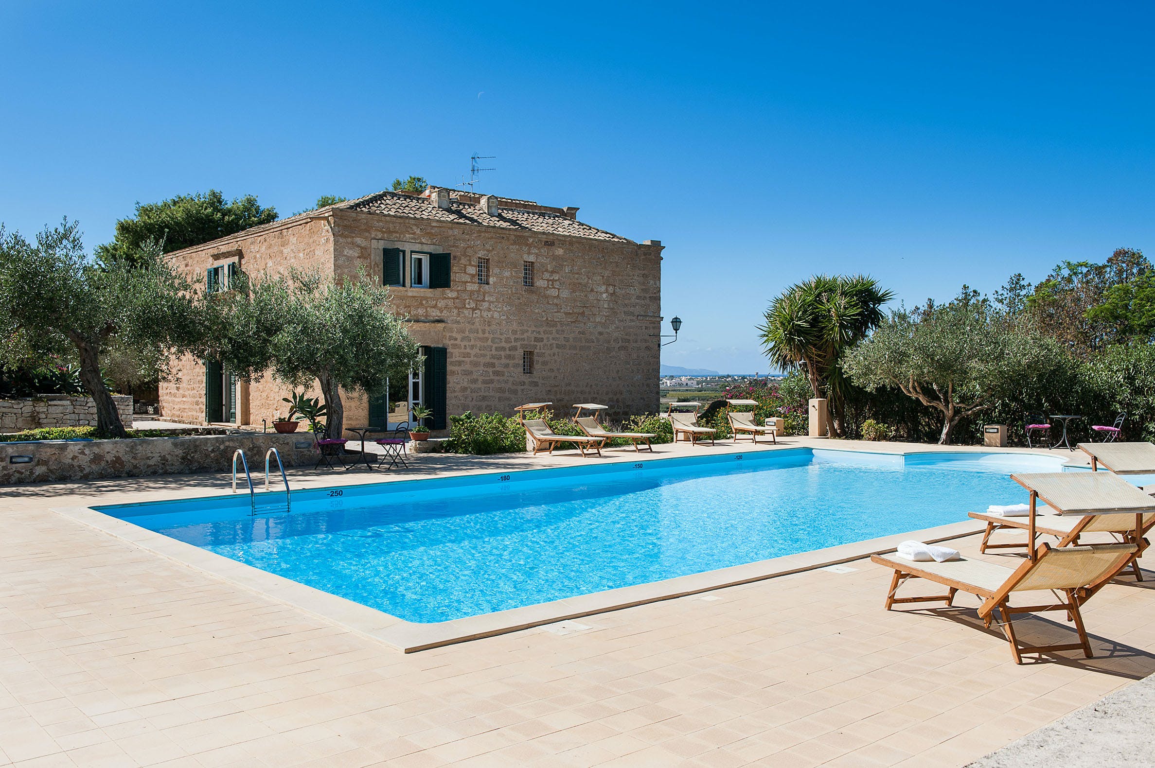 Palazzo Sirocco Trapani: Spacious 5-Bedroom Apartment with Pool and Garden, Trapani