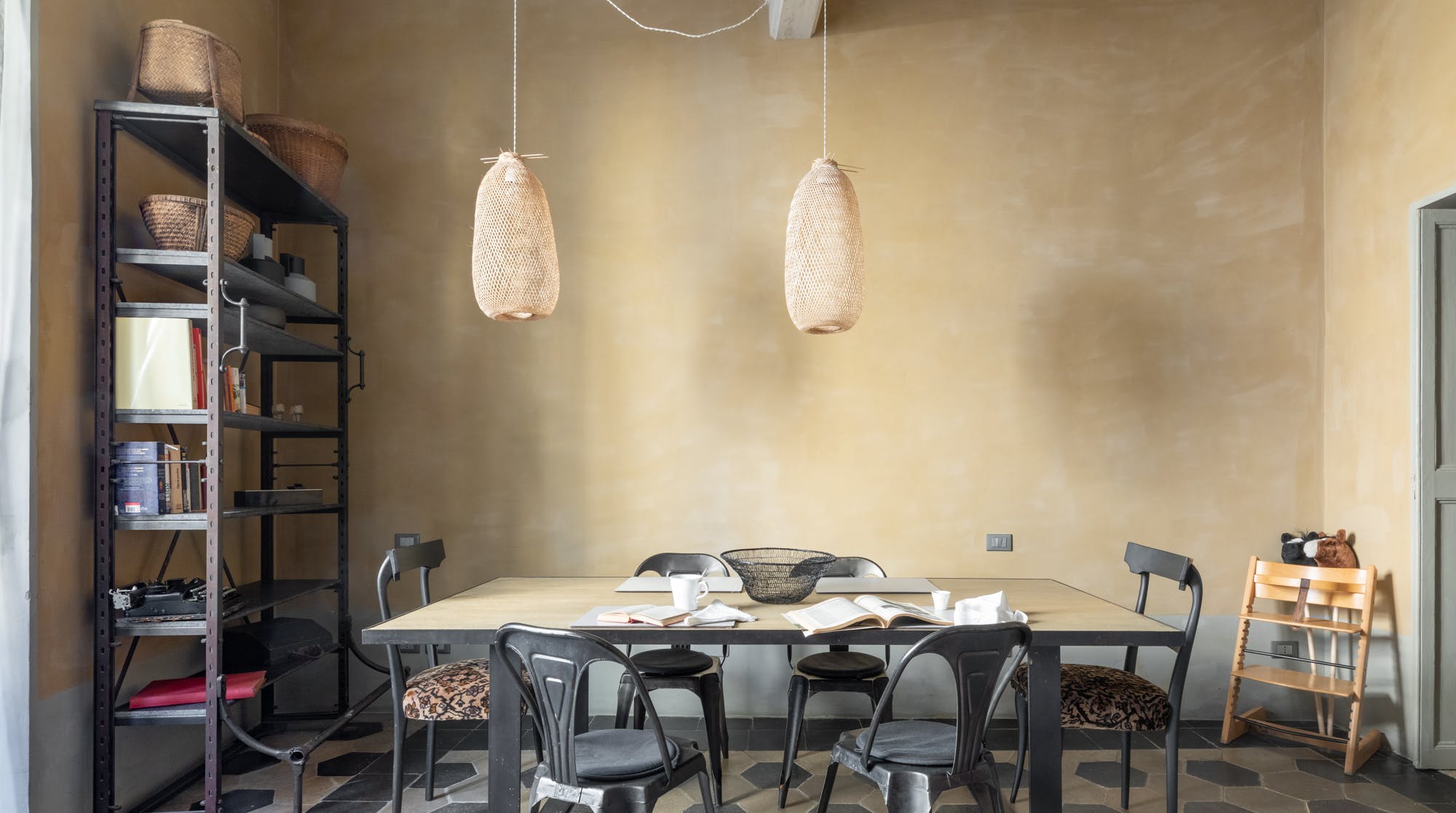 Palazzo Tritone Trevi: Charming 1-Bedroom Apartment Rental with Air-Con in Trevi Rome