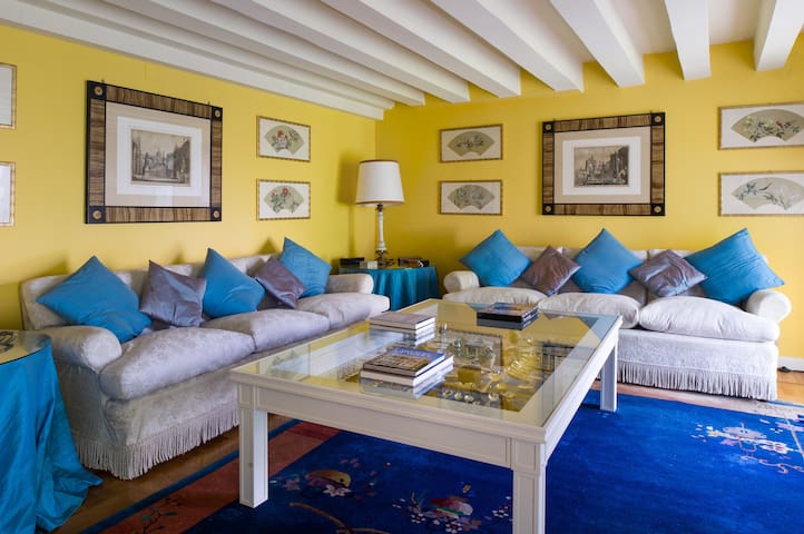 Villa Levante Accademia Dorsoduro: Elegant 3-Bedroom Apartment with Seaviews, Dorsoduro, Venice