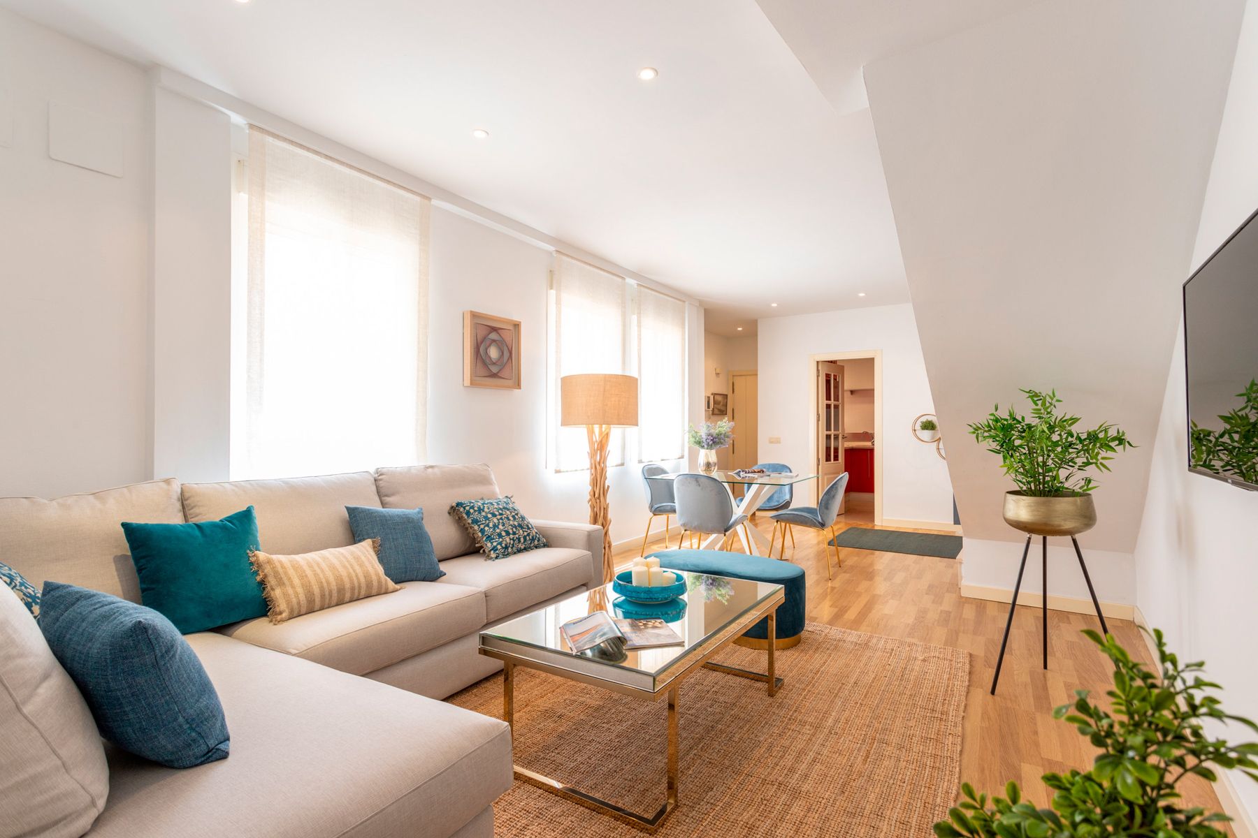Piso Azahar Giralda Sevilla: 2-Bedroom Historic Centre Retreat with Spa & Parking in Casc