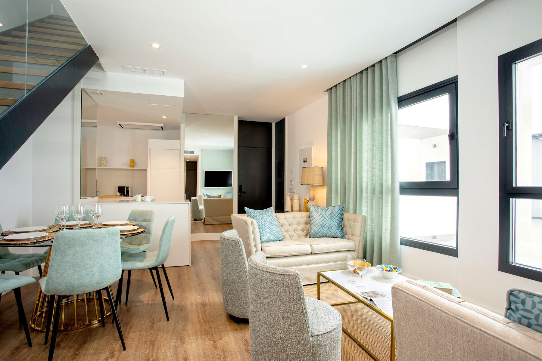 Piso Azahar Triana Sevilla: 3-Bedroom Riverside Apartment with Hot Tub in Seville’s Hist