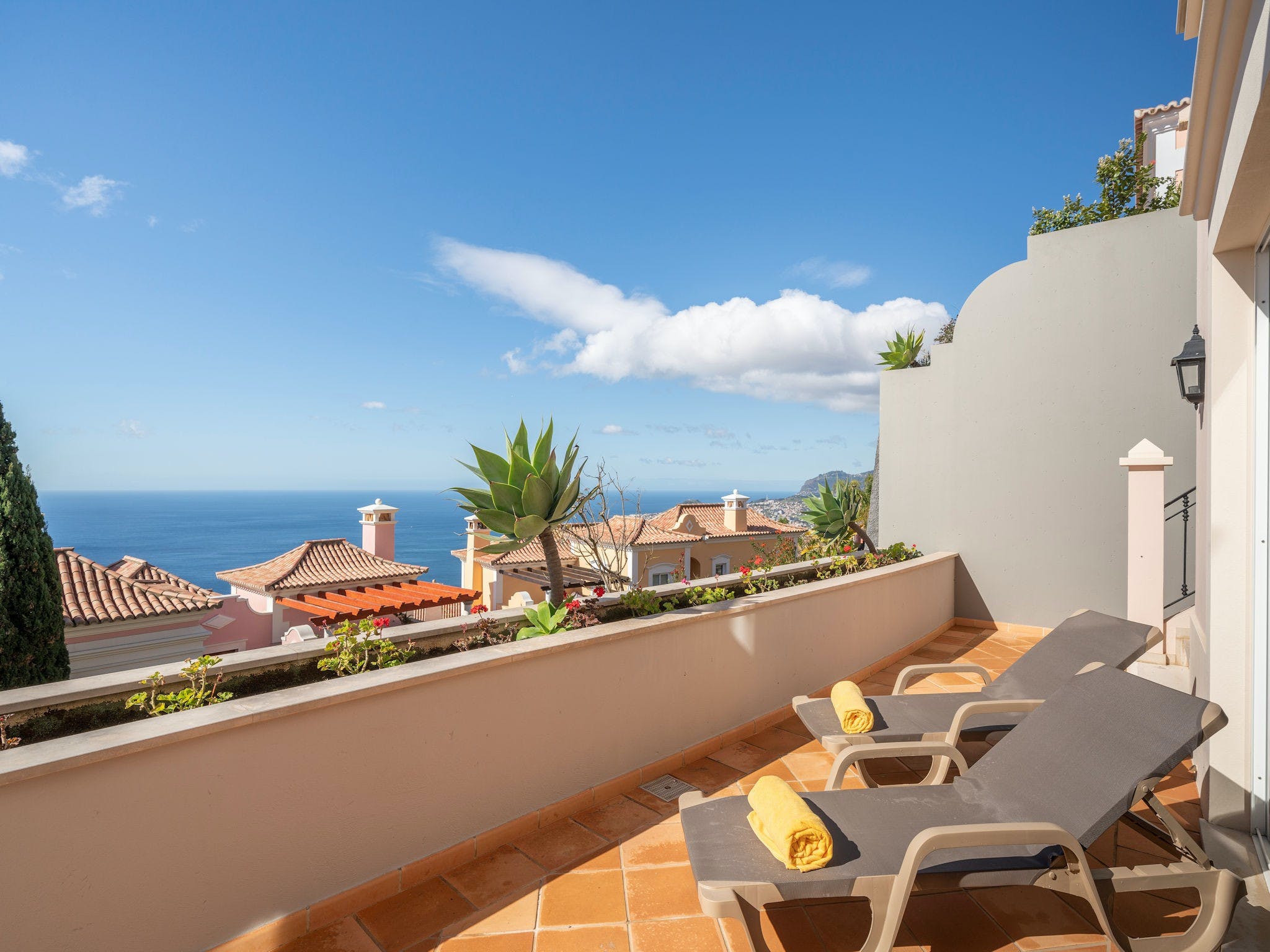 Villa Poente Quinta do Estreito Funchal: Luxury 3-Bedroom Villa with Sea Views and Private Pool, Funchal