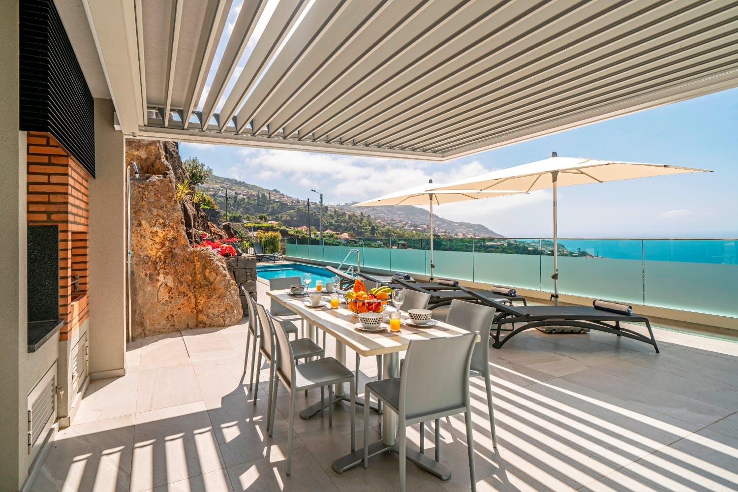Quinta Laurisilva Funchal: Luxury 4-Bedroom Villa with Stunning Sea Views, Funchal