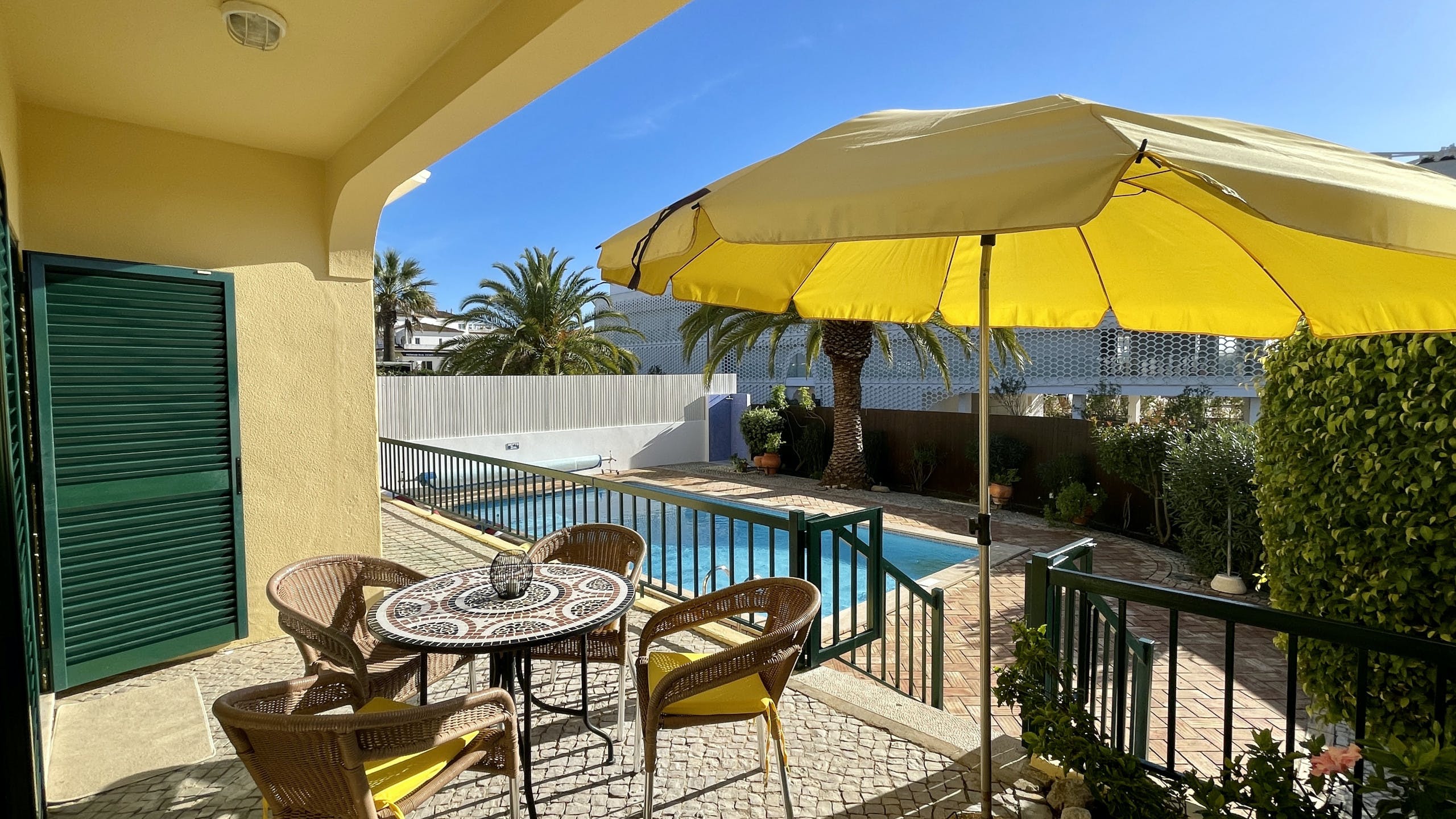 Quinta Medronheiro Guia: Spacious 4-Bedroom Apartment with Sea Views and Pool, Algarve