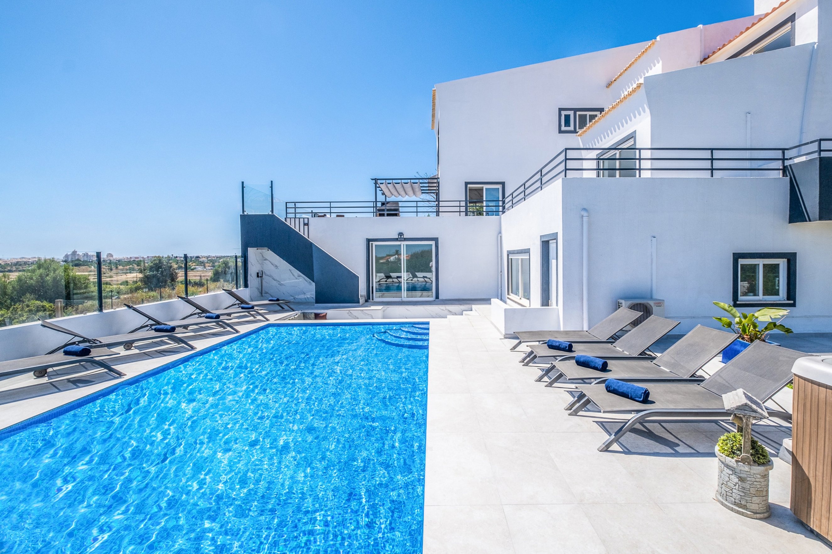 Villa Safira Malhada Guia: Spacious 7-Bedroom Apartment with Pool and Seaview, Algarve