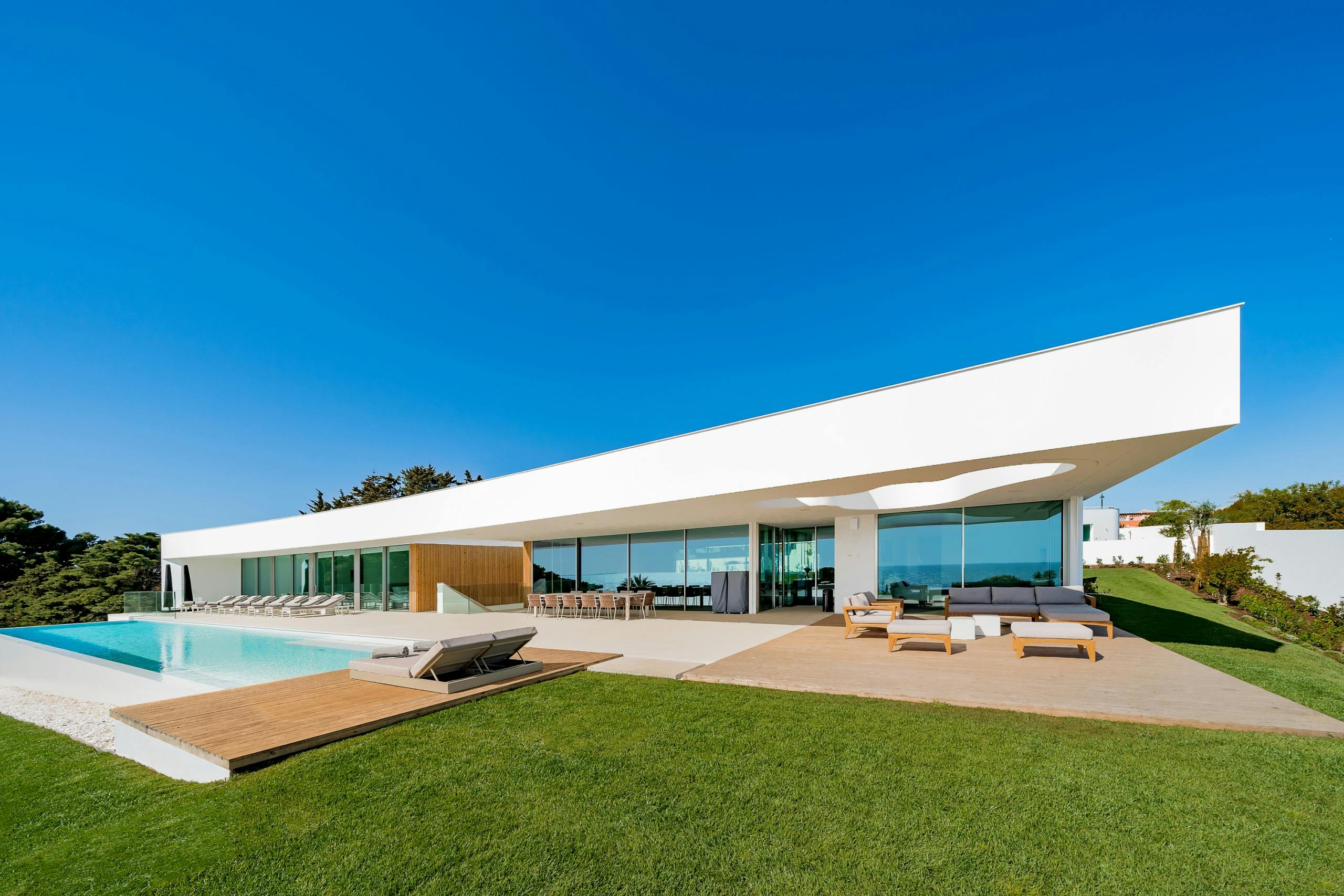 Villa Levante Espiche Lagos: Spacious 6-Bedroom Villa with Infinity Pool and Sea Views, Algarve
