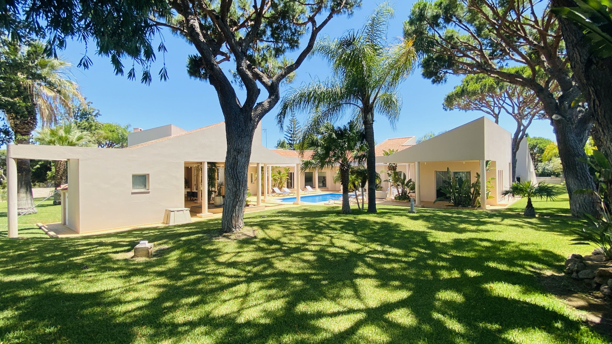 Villa Safira Oura Quarteira: Spacious 6-Bedroom Luxury Apartment with Seaview and Pool, Quarteira