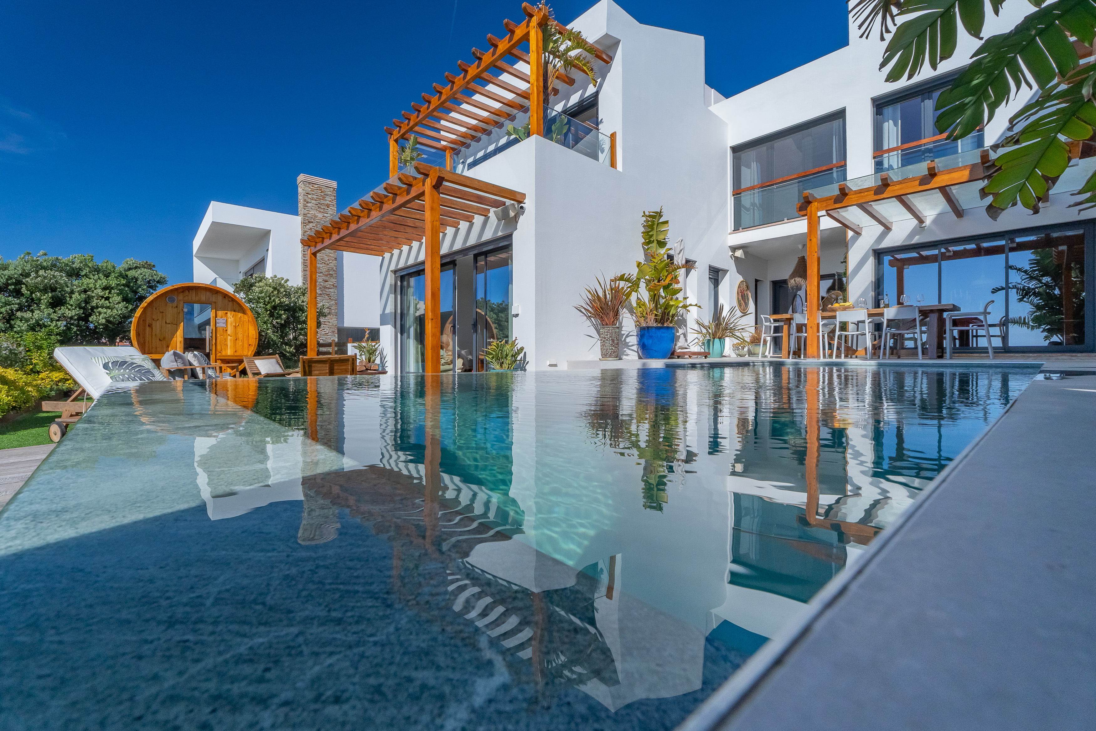 Villa Safira Colares Sintra: Luxury 5-Bedroom Villa with Hot Tub and Sea Views, Sintra