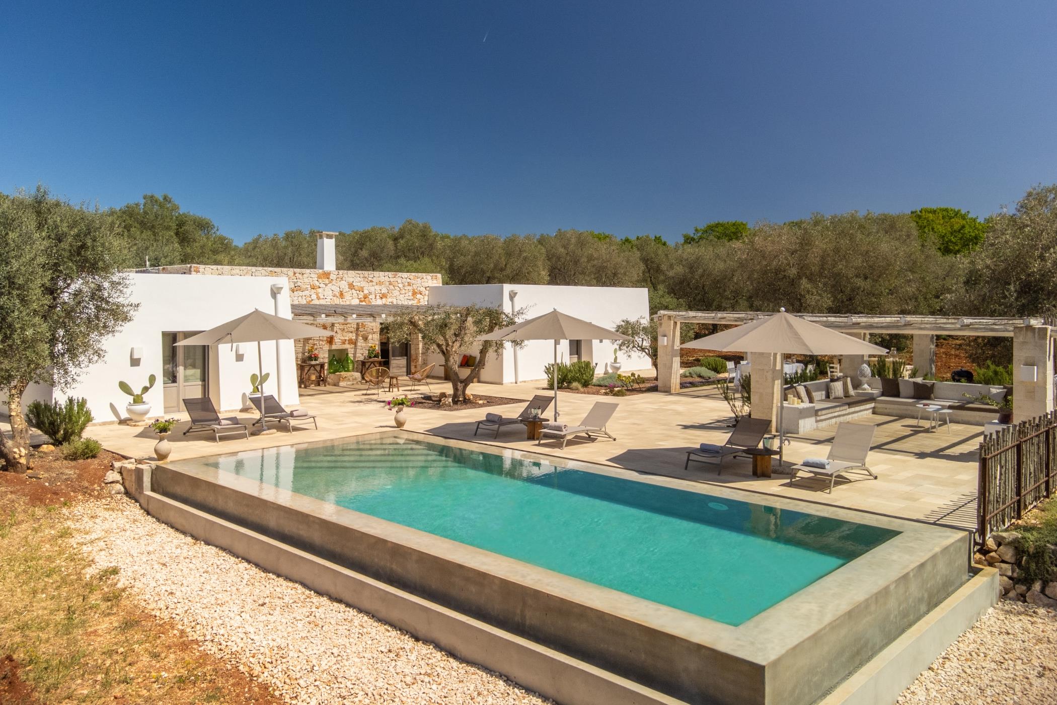 Trullo Lamione Ostuni: Charming 3-Bedroom Apartment with Pool and Sea Views, Ostuni