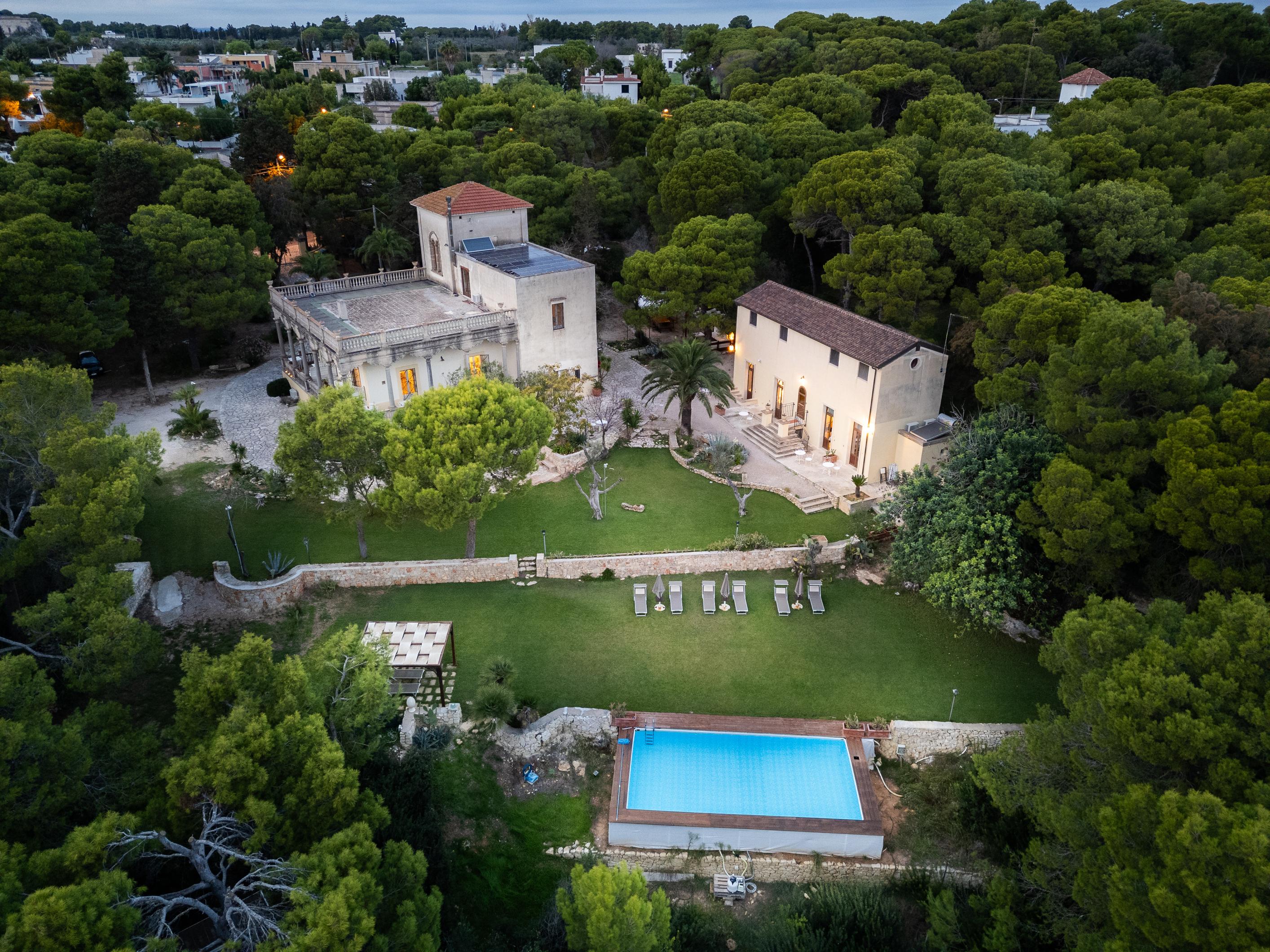 Trullo Scirocco Lecce: Elegant 9-Bedroom Luxury Apartment with Seaview and Pool, Lecce