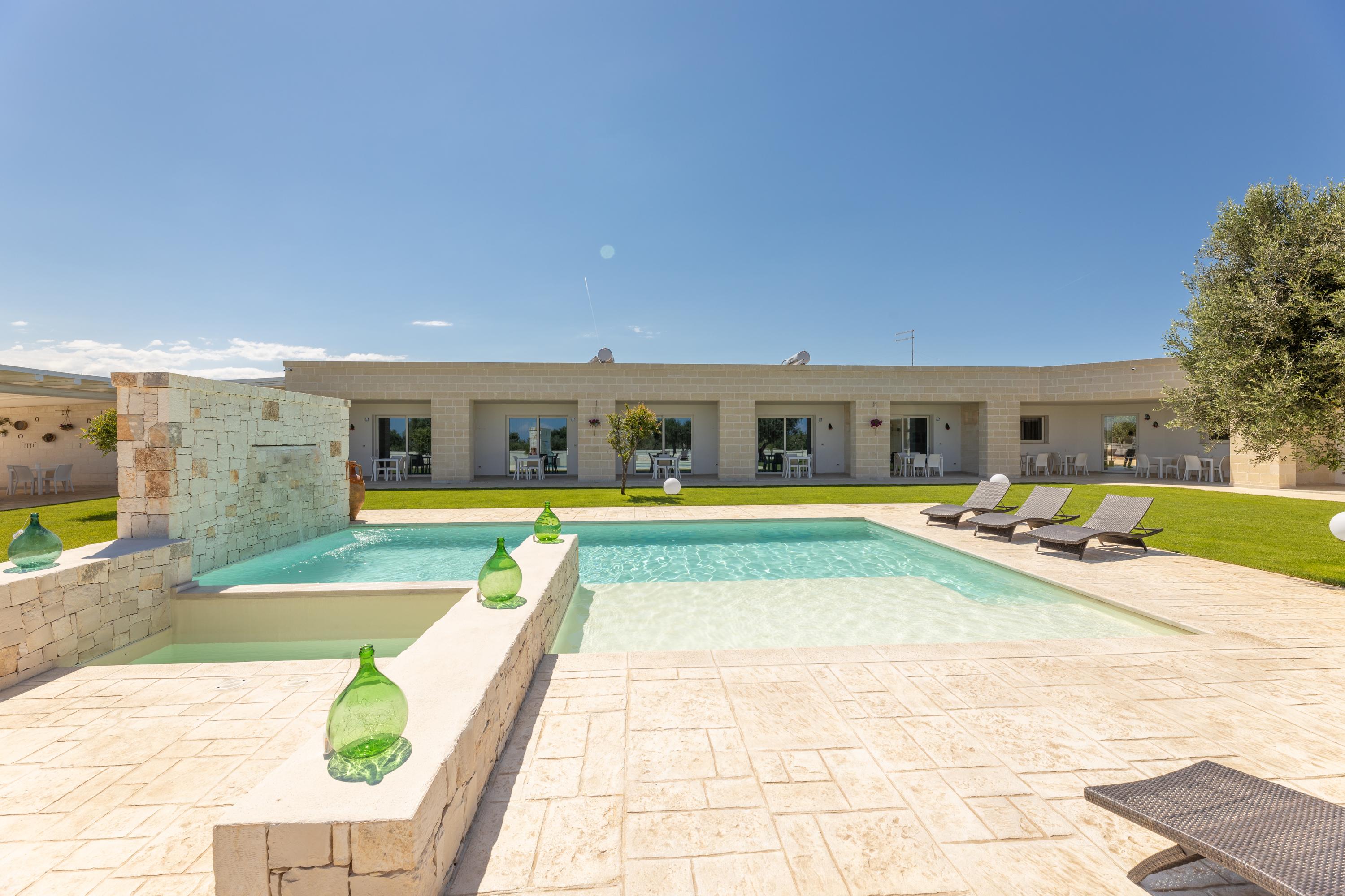 Villa Libeccio Pilone Ostuni: 10-Bedroom Luxury Apartment with Seaview and Pool, Ostuni