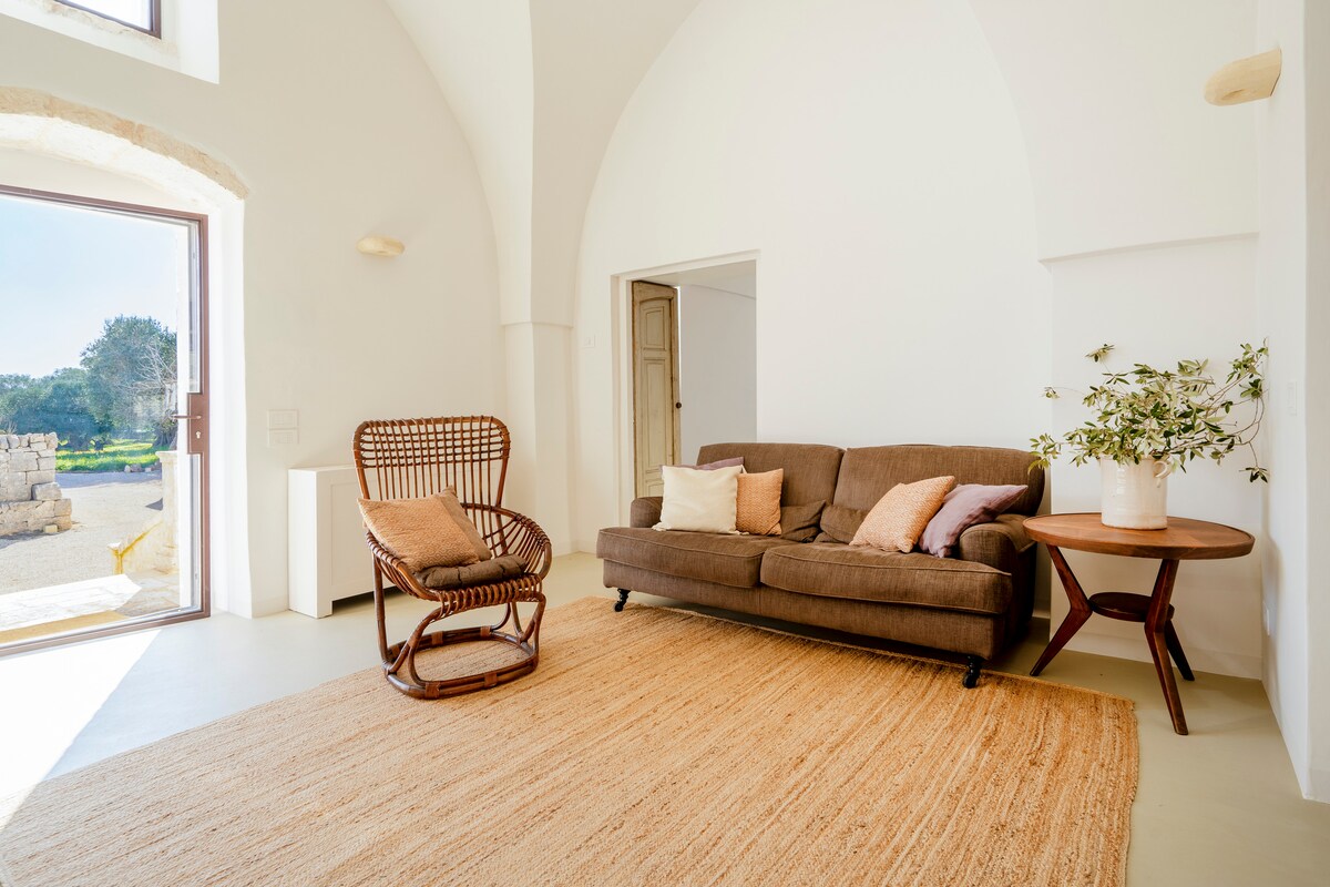 Trullo Uliveto Ostuni: Luxury 4-Bedroom Villa with Infinity Pool, Ostuni